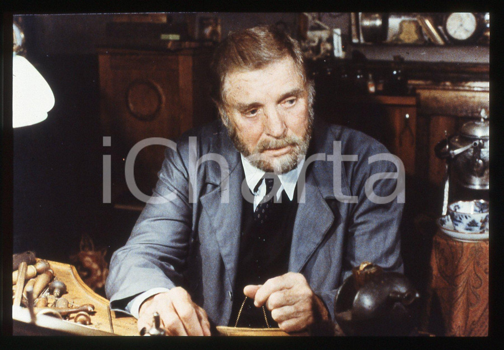 35mm vintage slide*1988 LA BOTTEGA DELL'OREFICE Burt LANCASTER Scena film 14  Diapositiva d'epoca, in formato 35 mm.CONDIZIONI: GOODE' severamente vietata la riproduzione. Tutti i diritti sono riservati. ICharta mette in vendita, sul negozio eBay e in esclusiva sul sito "icharta" il proprio archivio composto da numerose diapositive e negativi fotografici d'epoca, tutti originali e autentici, che attraversano la storia del costume italiano tra gli la fine degli anni Sessanta e Novanta.Si tratta di uno sguardo inedito sull'attualit&agrave;, la politica, la vita quotidiana, il gossip e la cultura, che fotografa il cambiamento della nazione in quest'ultimo scorcio del XX secolo. Un'occasione unica per il mercato del collezionismo, che vede finalmente disponibile un archivio eccezionale per vastit&agrave;, tematiche e condizioni, in un settore (il negativo fotografico e la diapositiva) di assoluta novit&agrave; e dalle interessanti prospettive di investimento.     originale e autentica 1