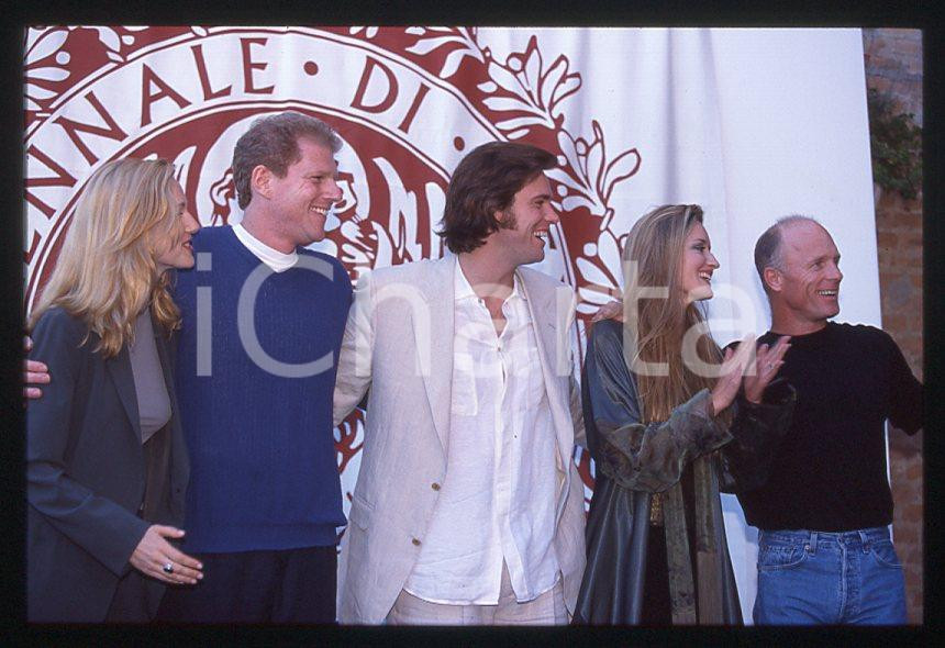 Jim CARREY - "The Truman Show" Cast - CINEMA VENEZIA 1998 *35mm vintage slide 3 Diapositiva originale, in formato 35 mm.Si tratta della presentazione del film "The Truman Show" alla Mostra del Cinema di Venezia.Sono ritratti: Laura Linney, Noah Emmerich, Jim Carrey, Natascha McElhone ed Ed Harris.Per i diritti rivolgersi a ICharta.E' severamente vietata la riproduzione. Tutti i diritti sono riservati.ICharta mette in vendita, sul negozio eBay e in esclusiva sul sito "icharta"Â il proprio archivio composto da numerose diapositive e negativi fotografici d'epoca, tutti originali e autentici, che attraversano la storia del costume tra la fine degli anni Sessanta e Novanta.Si tratta di uno sguardo inedito sull'attualitÃ , la politica, la vita quotidiana, il gossip e la cultura, che fotografa il cambiamento della nazione in quest'ultimo scorcio del XX secolo.Â Un'occasione unica per il mercato del collezionismo, che vede finalmente disponibile un archivio eccezionale per vastitÃ , tematiche e condizioni, in un settore (il negativo fotografico e la diapositiva) di assoluta novitÃ  e dalle interessanti prospettive di investimento.Â   GOOD/buono   originale e autentica 1