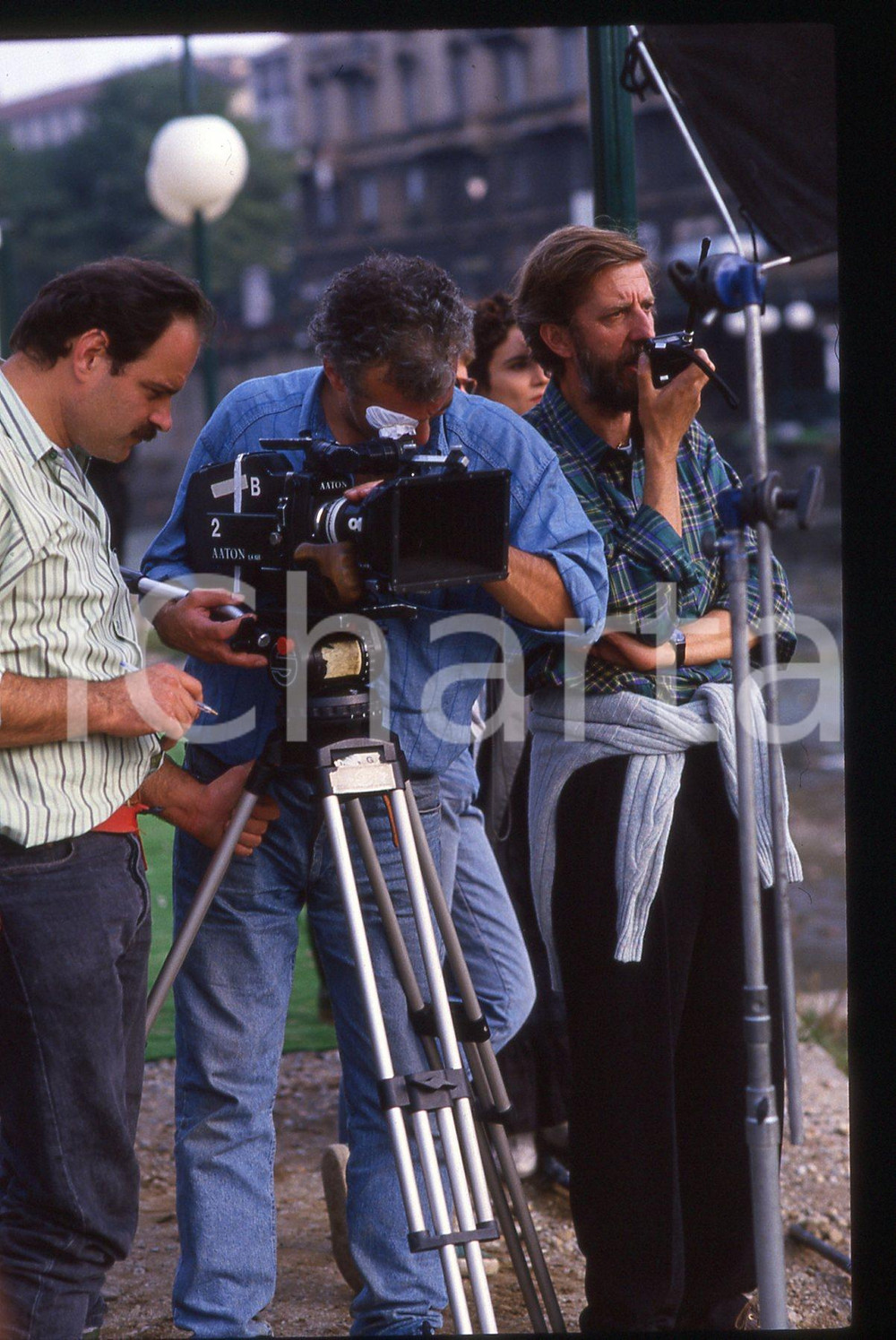 35mm vintage slide*1991 MILANO Alberto SIRONI - Set de IL COMMISSARIO CORSO 10  Diapositiva d'epoca, in formato 35 mm.CONDIZIONI: GOODE' severamente vietata la riproduzione. Tutti i diritti sono riservati. ICharta mette in vendita, sul negozio eBay e in esclusiva sul sito "icharta" il proprio archivio composto da numerose diapositive e negativi fotografici d'epoca, tutti originali e autentici, che attraversano la storia del costume italiano tra gli la fine degli anni Sessanta e Novanta.Si tratta di uno sguardo inedito sull'attualit&agrave;, la politica, la vita quotidiana, il gossip e la cultura, che fotografa il cambiamento della nazione in quest'ultimo scorcio del XX secolo. Un'occasione unica per il mercato del collezionismo, che vede finalmente disponibile un archivio eccezionale per vastit&agrave;, tematiche e condizioni, in un settore (il negativo fotografico e la diapositiva) di assoluta novit&agrave; e dalle interessanti prospettive di investimento.     originale e autentica 1