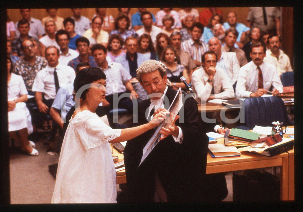 35mm vintage slide* 1988 EVIL ANGELS Meryl STREEP e Neil FITZPATRICK (2)  Diapositiva d'epoca, in formato 35 mm.CONDIZIONI: GOODE' severamente vietata la riproduzione. Tutti i diritti sono riservati. ICharta mette in vendita, sul negozio eBay e in esclusiva sul sito "icharta" il proprio archivio composto da numerose diapositive e negativi fotografici d'epoca, tutti originali e autentici, che attraversano la storia del costume italiano tra gli la fine degli anni Sessanta e Novanta.Si tratta di uno sguardo inedito sull'attualit&agrave;, la politica, la vita quotidiana, il gossip e la cultura, che fotografa il cambiamento della nazione in quest'ultimo scorcio del XX secolo. Un'occasione unica per il mercato del collezionismo, che vede finalmente disponibile un archivio eccezionale per vastit&agrave;, tematiche e condizioni, in un settore (il negativo fotografico e la diapositiva) di assoluta novit&agrave; e dalle interessanti prospettive di investimento.     originale e autentica 1