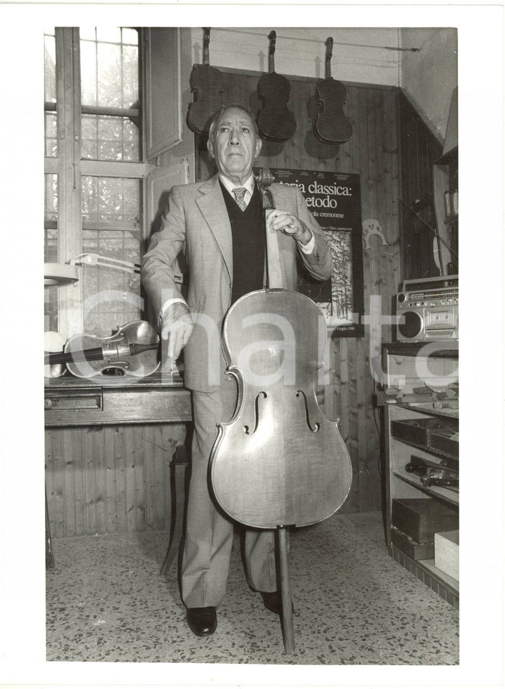 1988 CREMONA Anthony QUINN finge di suonare violoncello *Foto 18x24 cm Fotografia di agenzia.CONDIZIONI: G FORMATO: 18x24 cm     originale e autentica 1