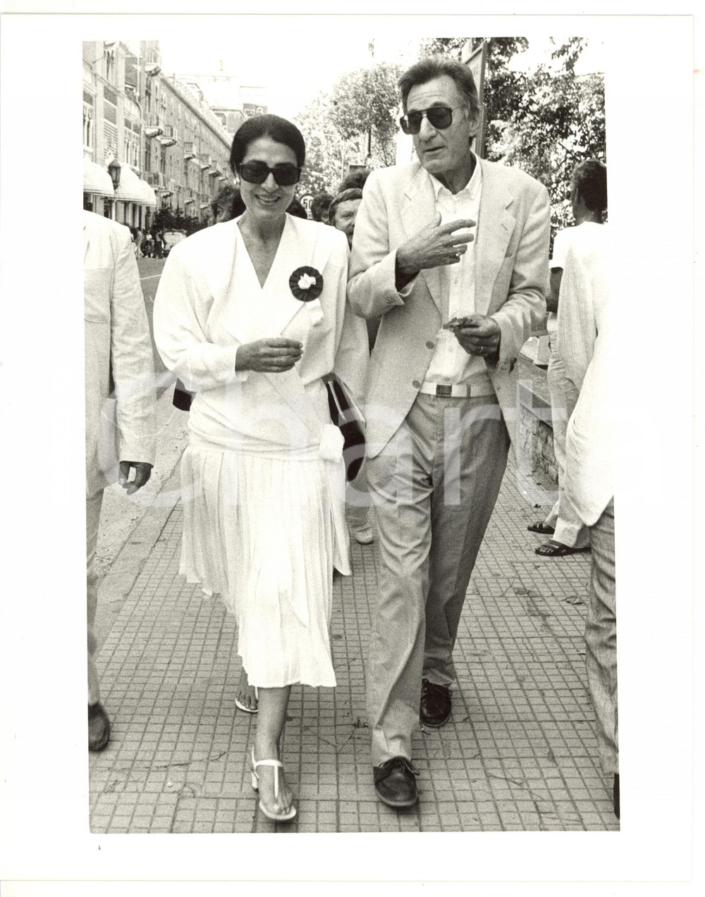 1987 VENEZIA Irene PAPAS a passeggio con Carlo LIZZANI *Foto 20x25 cm (2) Fotografia d'agenzia. CONDIZIONI: GFORMATO: 20x25 cm     originale e autentica 1