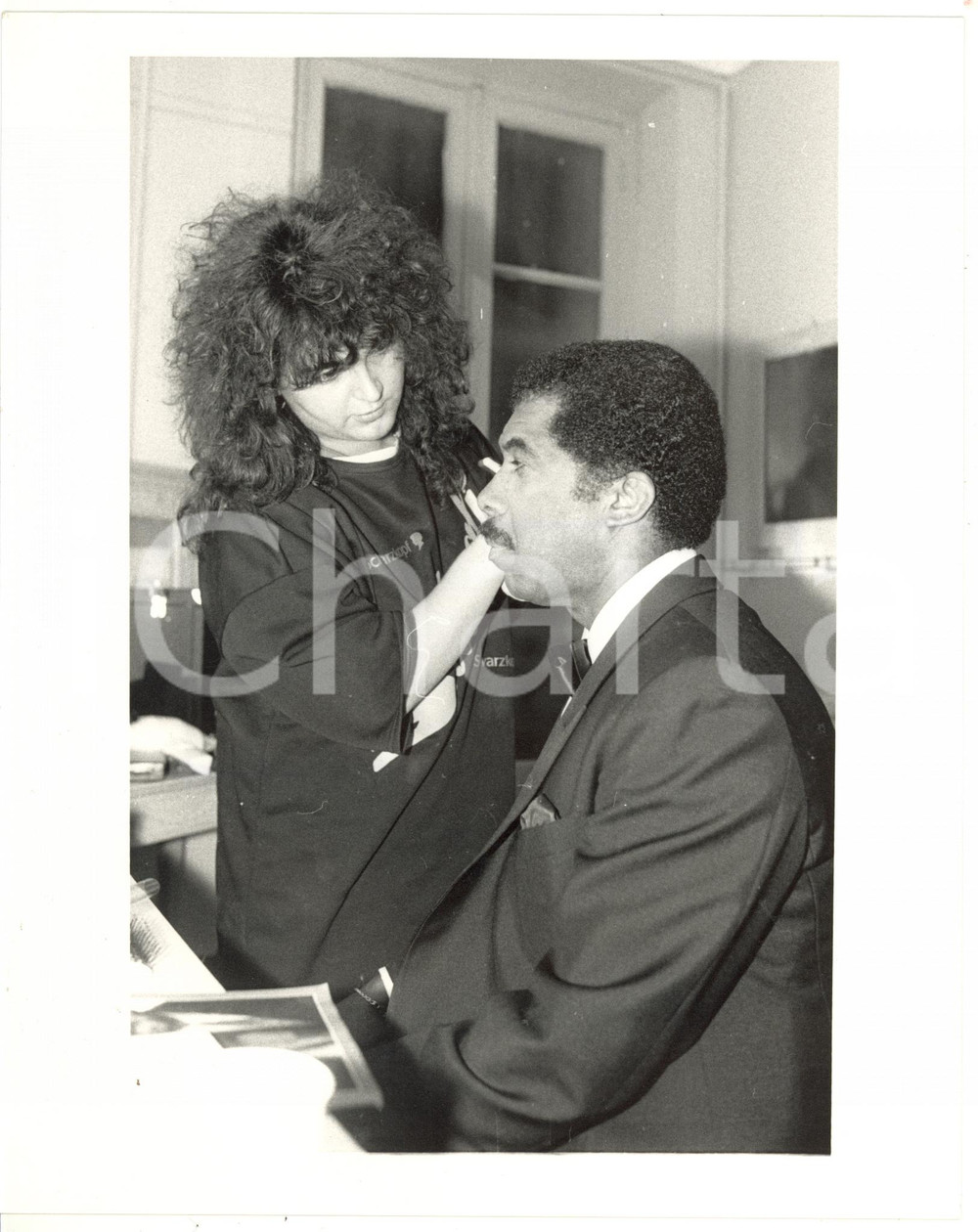 1985 ca MUSICA Il cantautore Ben E. KING al trucco *Foto VINTAGE 20x25 cm Fotografia di agenzi. CONDIZIONI: FAIR (difetti di stampa)FORMATO: 20x25 cm     originale e autentica 1