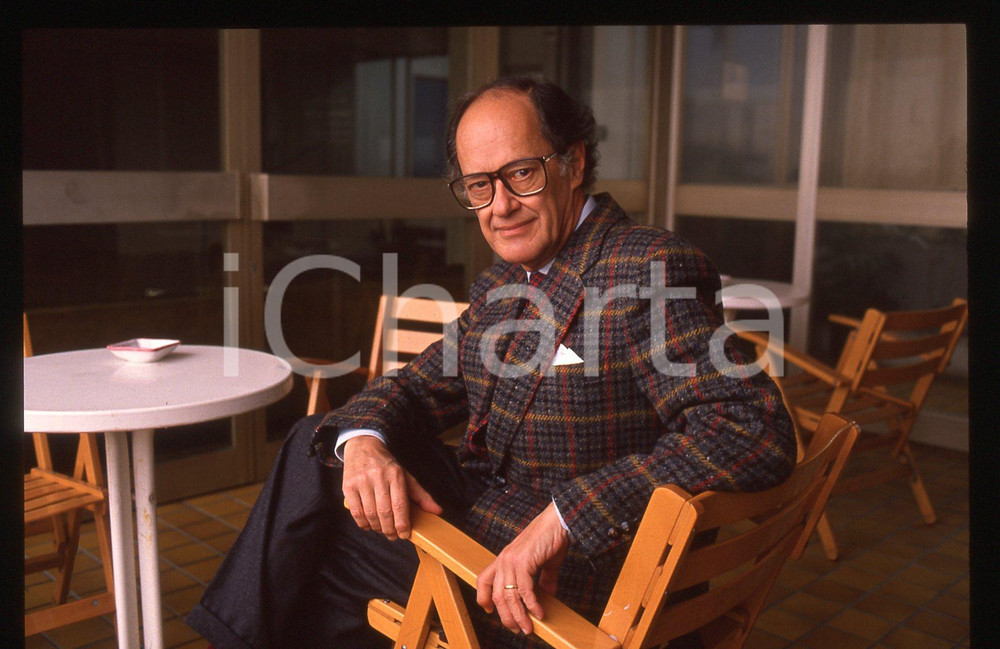 35mm vintage slide* 1995 ca CINEMA Ugo GREGORETTI - Ritratto regista (14)  Diapositiva d'epoca, in formato 35 mm. CONDIZIONI: GOOD Tutti i diritti riservati.E' severamente vietata la riproduzione. ICharta mette in vendita, sul negozio eBay e in esclusiva sul sito "icharta" il proprio archivio composto da numerose diapositive e negativi fotografici d'epoca, tutti originali e autentici, che attraversano la storia del costume italiano tra gli la fine degli anni Sessanta e Novanta.Si tratta di uno sguardo inedito sull'attualit&agrave;, la politica, la vita quotidiana, il gossip e la cultura, che fotografa il cambiamento della nazione in quest'ultimo scorcio del XX secolo. Un'occasione unica per il mercato del collezionismo, che vede finalmente disponibile un archivio eccezionale per vastit&agrave;, tematiche e condizioni, in un settore (il negativo fotografico e la diapositiva) di assoluta novit&agrave; e dalle interessanti prospettive di investimento.New layer...     originale e autentica 1