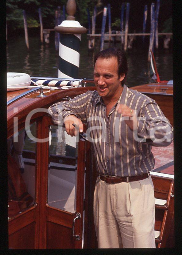 Jim BELUSHI - Mostra del Cinema VENEZIA 1982 - Arrivo *35mm vintage slide 10 Diapositiva originale, in formato 35 mm.Per i diritti rivolgersi a ICharta.E' severamente vietata la riproduzione. Tutti i diritti sono riservati.ICharta mette in vendita, sul negozio eBay e in esclusiva sul sito "icharta"Â il proprio archivio composto da numerose diapositive e negativi fotografici d'epoca, tutti originali e autentici, che attraversano la storia del costume tra la fine degli anni Sessanta e Novanta.Si tratta di uno sguardo inedito sull'attualitÃ , la politica, la vita quotidiana, il gossip e la cultura, che fotografa il cambiamento della nazione in quest'ultimo scorcio del XX secolo.Â Un'occasione unica per il mercato del collezionismo, che vede finalmente disponibile un archivio eccezionale per vastitÃ , tematiche e condizioni, in un settore (il negativo fotografico e la diapositiva) di assoluta novitÃ  e dalle interessanti prospettive di investimento.Â   GOOD/buono   originale e autentica 1
