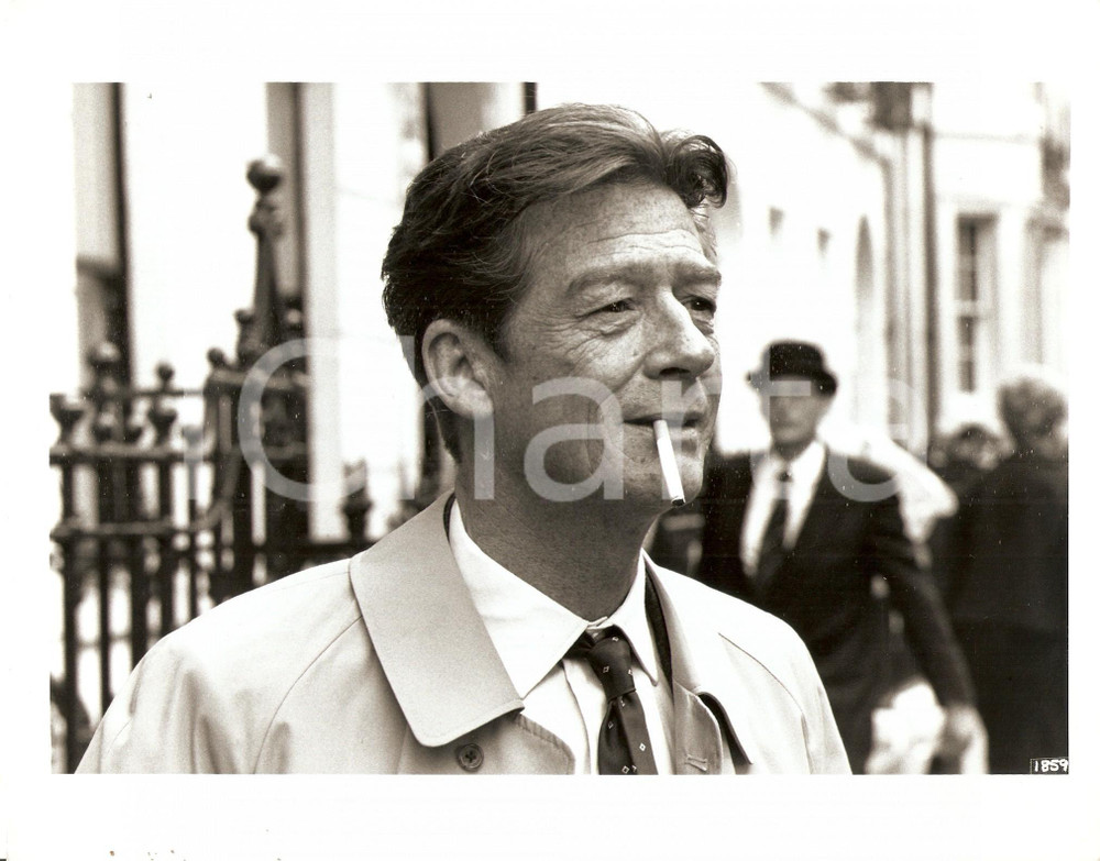 1989 SCANDAL - CASO PROFUMO Portrait of John HURT *Photo (3) Fotografia d'agenzia. CONDIZIONI: GFORMATO: 25x20 cm     originale e autentica 1