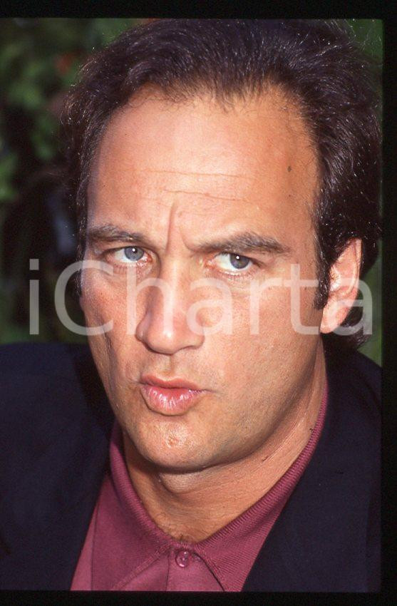 Jim BELUSHI - Mostra del Cinema VENEZIA 1982 - Ritratto *35mm vintage slide 12 Diapositiva originale, in formato 35 mm.Si tratta della presentazione del film "The Truman Show" alla Mostra del Cinema di Venezia.Per i diritti rivolgersi a ICharta.E' severamente vietata la riproduzione. Tutti i diritti sono riservati.ICharta mette in vendita, sul negozio eBay e in esclusiva sul sito "icharta"Â il proprio archivio composto da numerose diapositive e negativi fotografici d'epoca, tutti originali e autentici, che attraversano la storia del costume tra la fine degli anni Sessanta e Novanta.Si tratta di uno sguardo inedito sull'attualitÃ , la politica, la vita quotidiana, il gossip e la cultura, che fotografa il cambiamento della nazione in quest'ultimo scorcio del XX secolo.Â Un'occasione unica per il mercato del collezionismo, che vede finalmente disponibile un archivio eccezionale per vastitÃ , tematiche e condizioni, in un settore (il negativo fotografico e la diapositiva) di assoluta novitÃ  e dalle interessanti prospettive di investimento.Â   GOOD/buono   originale e autentica 1