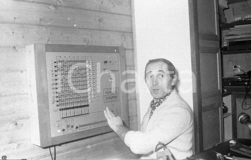 1970 CRANS SUR SIERRE Charles AZNAVOUR nello studio di casa NEGATIVO ORIGINALE 1 Negativo originale in bianco e nero su pellicola.  E' SEVERAMENTE VIETATA LA RIPRODUZIONE.TUTTI I DIRITTI SONO RISERVATI.ICharta mette in vendita, sul negozio eBay e in esclusiva sul sito "icharta" il proprio archivio composto da numerose diapositive e negativi fotografici d'epoca, tutti originali e autentici.Si tratta di uno sguardo inedito sull'attualità, la politica, la vita quotidiana, il gossip e la cultura, che fotografa il cambiamento della nazione (e non solo) tra il 1890 ed il 1990 circa. Un'occasione unica per il mercato del collezionismo, che vede finalmente disponibile un archivio eccezionale per vastità, tematiche e condizioni, in un settore (il negativo fotografico e la diapositiva) di assoluta novità e dalle interessanti prospettive di investimento. CONDIZIONI:FAIR/discretoFORMATO: 35mm originale e autentica 1
