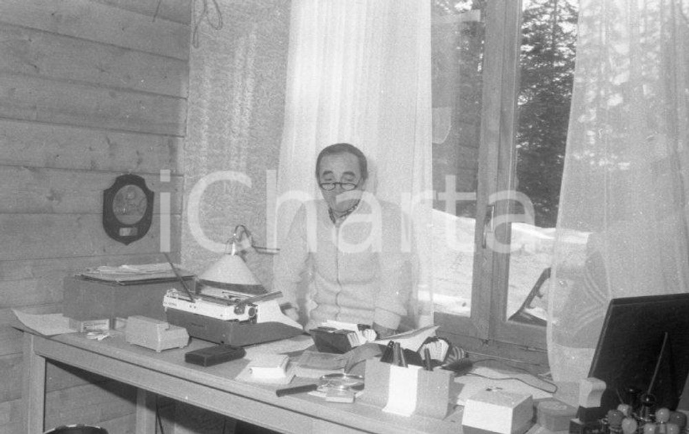 1970 CRANS SUR SIERRE Charles AZNAVOUR nello studio di casa NEGATIVO ORIGINALE 8 Negativo originale in bianco e nero su pellicola.  E' SEVERAMENTE VIETATA LA RIPRODUZIONE.TUTTI I DIRITTI SONO RISERVATI.ICharta mette in vendita, sul negozio eBay e in esclusiva sul sito "icharta" il proprio archivio composto da numerose diapositive e negativi fotografici d'epoca, tutti originali e autentici.Si tratta di uno sguardo inedito sull'attualità, la politica, la vita quotidiana, il gossip e la cultura, che fotografa il cambiamento della nazione (e non solo) tra il 1890 ed il 1990 circa. Un'occasione unica per il mercato del collezionismo, che vede finalmente disponibile un archivio eccezionale per vastità, tematiche e condizioni, in un settore (il negativo fotografico e la diapositiva) di assoluta novità e dalle interessanti prospettive di investimento. CONDIZIONI:FAIR/discretoFORMATO: 35mm originale e autentica 1
