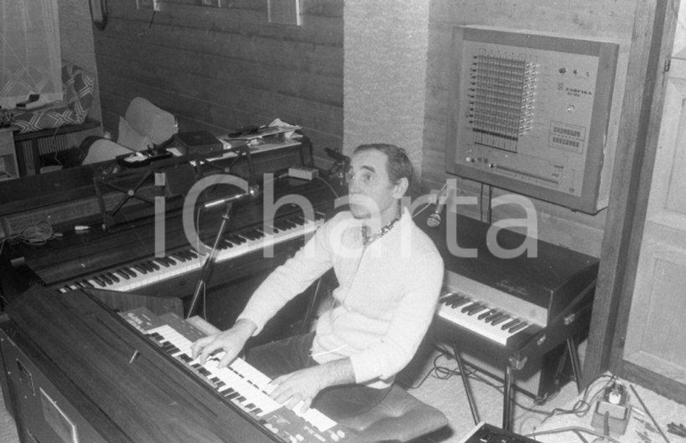 1970 CRANS SUR SIERRE Charles AZNAVOUR in studio di casa NEGATIVO ORIGINALE 15 Negativo originale in bianco e nero su pellicola.  E' SEVERAMENTE VIETATA LA RIPRODUZIONE.TUTTI I DIRITTI SONO RISERVATI.ICharta mette in vendita, sul negozio eBay e in esclusiva sul sito "icharta" il proprio archivio composto da numerose diapositive e negativi fotografici d'epoca, tutti originali e autentici.Si tratta di uno sguardo inedito sull'attualità, la politica, la vita quotidiana, il gossip e la cultura, che fotografa il cambiamento della nazione (e non solo) tra il 1890 ed il 1990 circa. Un'occasione unica per il mercato del collezionismo, che vede finalmente disponibile un archivio eccezionale per vastità, tematiche e condizioni, in un settore (il negativo fotografico e la diapositiva) di assoluta novità e dalle interessanti prospettive di investimento. CONDIZIONI:FAIR/discretoFORMATO: 35mm originale e autentica 1