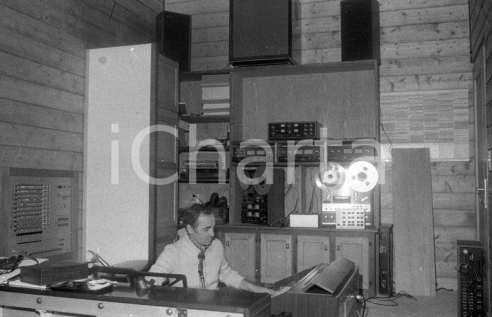 1970 CRANS SUR SIERRE Charles AZNAVOUR in studio di casa NEGATIVO ORIGINALE 12 Negativo originale in bianco e nero su pellicola.  E' SEVERAMENTE VIETATA LA RIPRODUZIONE.TUTTI I DIRITTI SONO RISERVATI.ICharta mette in vendita, sul negozio eBay e in esclusiva sul sito "icharta" il proprio archivio composto da numerose diapositive e negativi fotografici d'epoca, tutti originali e autentici.Si tratta di uno sguardo inedito sull'attualità, la politica, la vita quotidiana, il gossip e la cultura, che fotografa il cambiamento della nazione (e non solo) tra il 1890 ed il 1990 circa. Un'occasione unica per il mercato del collezionismo, che vede finalmente disponibile un archivio eccezionale per vastità, tematiche e condizioni, in un settore (il negativo fotografico e la diapositiva) di assoluta novità e dalle interessanti prospettive di investimento. CONDIZIONI:FAIR/discretoFORMATO: 35mm originale e autentica 1