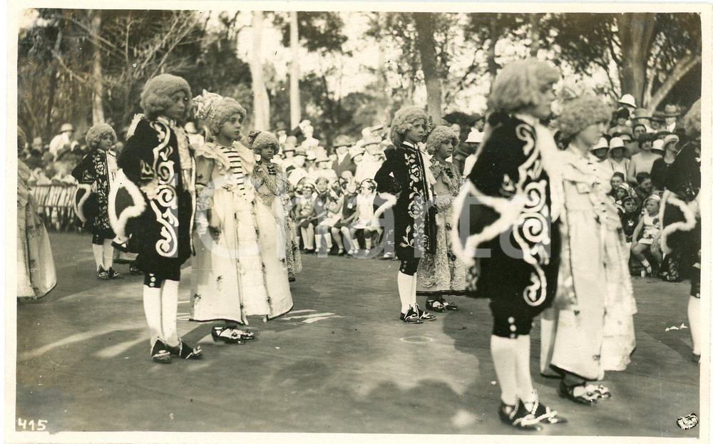 1928 CONGO BELGE Visite roi Albert Ier - Fête enfantine - Photo L. GABRIEL 415 Fotografia originale d'epoca, scattata durante la visita dei sovrani Alberto I ed Elisabetta del Belgio in Congo.FOTOGRAFO: L&eacute;opold Gabriel FORMATO: 14x9 cmCONDIZIONI: G (minimi difetti di stampa)     originale e autentica 1
