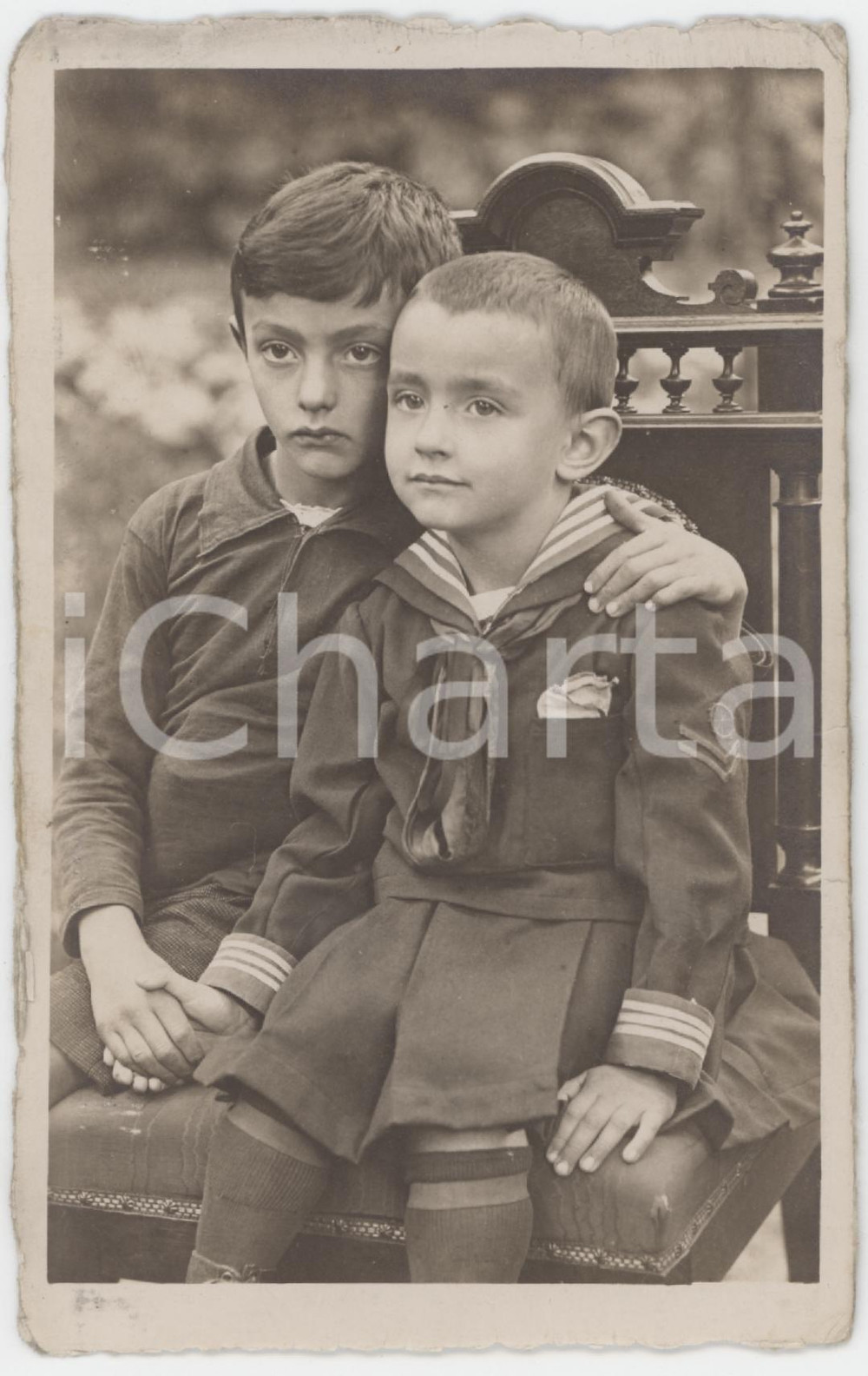 1930 ca BORGOSESIA (VC) Due fratelli seduti - Ritratto  *Foto Eldes OJETTI 9x14  Fotografia originale d'epoca, in formato cartolina postale.  FAIR/discreto lievi piegature angolari e smussature FORMATO: 9x14 cm originale e autentica 1