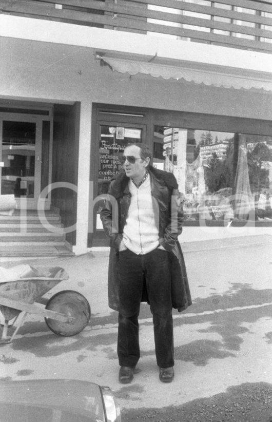 1970 CRANS SUR SIERRE Charles AZNAVOUR in paese NEGATIVO ORIGINALE 16 Negativo originale in bianco e nero su pellicola.  E' SEVERAMENTE VIETATA LA RIPRODUZIONE.TUTTI I DIRITTI SONO RISERVATI.ICharta mette in vendita, sul negozio eBay e in esclusiva sul sito "icharta" il proprio archivio composto da numerose diapositive e negativi fotografici d'epoca, tutti originali e autentici.Si tratta di uno sguardo inedito sull'attualità, la politica, la vita quotidiana, il gossip e la cultura, che fotografa il cambiamento della nazione (e non solo) tra il 1890 ed il 1990 circa. Un'occasione unica per il mercato del collezionismo, che vede finalmente disponibile un archivio eccezionale per vastità, tematiche e condizioni, in un settore (il negativo fotografico e la diapositiva) di assoluta novità e dalle interessanti prospettive di investimento. CONDIZIONI:FAIR/discretoFORMATO: 35mm originale e autentica 1