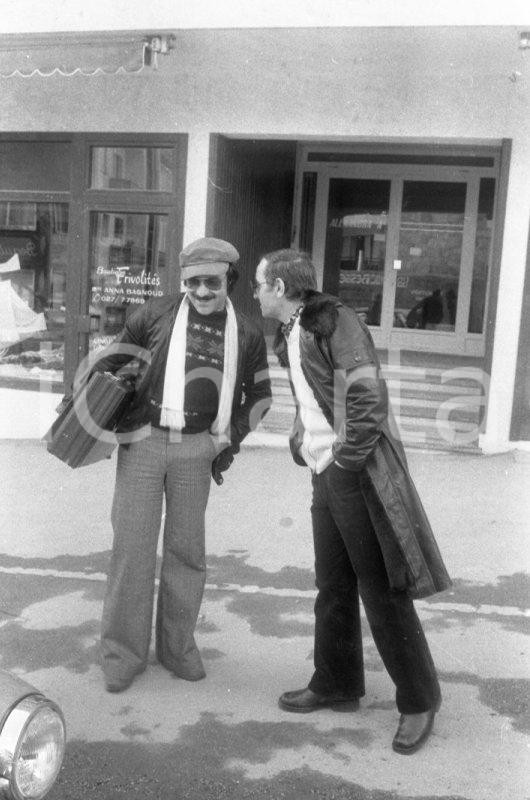 1970 CRANS SUR SIERRE Charles AZNAVOUR in paese NEGATIVO ORIGINALE 17 Negativo originale in bianco e nero su pellicola.  E' SEVERAMENTE VIETATA LA RIPRODUZIONE.TUTTI I DIRITTI SONO RISERVATI.ICharta mette in vendita, sul negozio eBay e in esclusiva sul sito "icharta" il proprio archivio composto da numerose diapositive e negativi fotografici d'epoca, tutti originali e autentici.Si tratta di uno sguardo inedito sull'attualità, la politica, la vita quotidiana, il gossip e la cultura, che fotografa il cambiamento della nazione (e non solo) tra il 1890 ed il 1990 circa. Un'occasione unica per il mercato del collezionismo, che vede finalmente disponibile un archivio eccezionale per vastità, tematiche e condizioni, in un settore (il negativo fotografico e la diapositiva) di assoluta novità e dalle interessanti prospettive di investimento. CONDIZIONI:FAIR/discretoFORMATO: 35mm originale e autentica 1