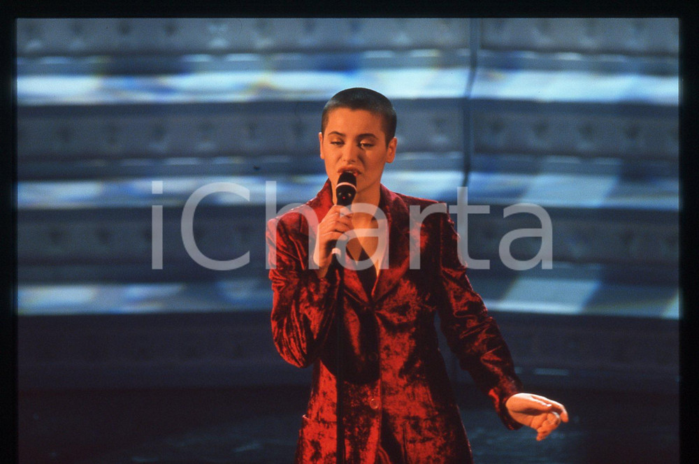 35mm vintage slide* 1997 SANREMO Silvia SALEMI sul palco del Teatro Ariston (9) Diapositiva d'epoca, in formato 35 mm. CONDIZIONI: GOODE' severamente vietata la riproduzione. Tutti i diritti sono riservati. ICharta mette in vendita, sul negozio eBay e in esclusiva sul sito "icharta" il proprio archivio composto da numerose diapositive e negativi fotografici d'epoca, tutti originali e autentici, che attraversano la storia del costume italiano tra gli la fine degli anni Sessanta e Novanta.Si tratta di uno sguardo inedito sull'attualit&agrave;, la politica, la vita quotidiana, il gossip e la cultura, che fotografa il cambiamento della nazione in quest'ultimo scorcio del XX secolo. Un'occasione unica per il mercato del collezionismo, che vede finalmente disponibile un archivio eccezionale per vastit&agrave;, tematiche e condizioni, in un settore (il negativo fotografico e la diapositiva) di assoluta novit&agrave; e dalle interessanti prospettive di investimento.     originale e autentica 1