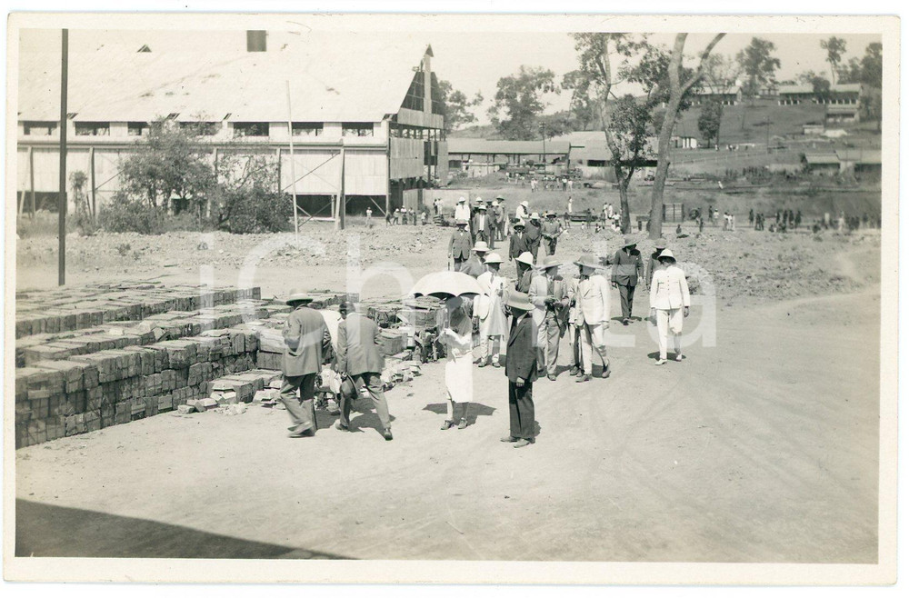 1928 CONGO BELGE Mines KATANGA Roi Albert Ier Reine -  Entrepôts ^Photo Fotografia originale d'epoca, scattata durante la visita dei sovrani Alberto I ed Elisabetta del Belgio in Congo.FOTOGRAFO: L&eacute;opold Gabriel - Panda - Katanga  GOOD/buono  FORMATO: 14x9 cm originale e autentica 1