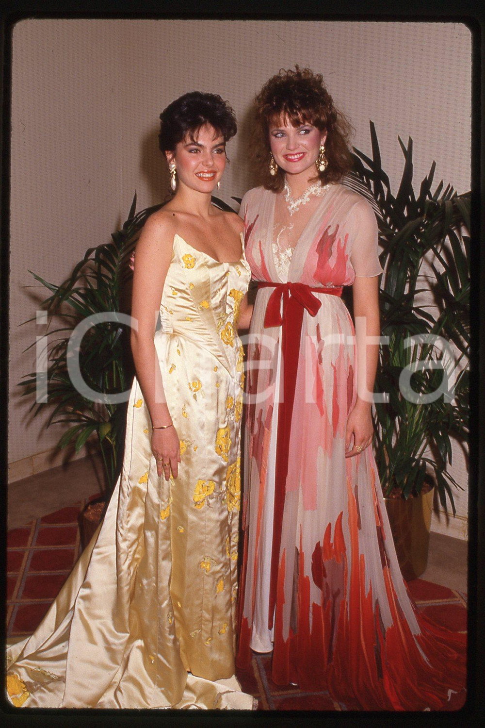 35mm vintage slide*1987 Bárbara Palacios Teyde MISS UNIVERSE Michelle Royer USA  Diapositiva d'epoca, in formato 35 mm.CONDIZIONI: GOODE' severamente vietata la riproduzione. Tutti i diritti sono riservati.Nella diapositiva ICharta mette in vendita, sul negozio eBay e in esclusiva sul sito "icharta" il proprio archivio composto da numerose diapositive e negativi fotografici d'epoca, tutti originali e autentici, che attraversano la storia del costume italiano tra gli la fine degli anni Sessanta e Novanta.Si tratta di uno sguardo inedito sull'attualit&agrave;, la politica, la vita quotidiana, il gossip e la cultura, che fotografa il cambiamento della nazione in quest'ultimo scorcio del XX secolo. Un'occasione unica per il mercato del collezionismo, che vede finalmente disponibile un archivio eccezionale per vastit&agrave;, tematiche e condizioni, in un settore (il negativo fotografico e la diapositiva) di assoluta novit&agrave; e dalle interessanti prospettive di investimento.   FAIR/discreto   originale e autentica 1