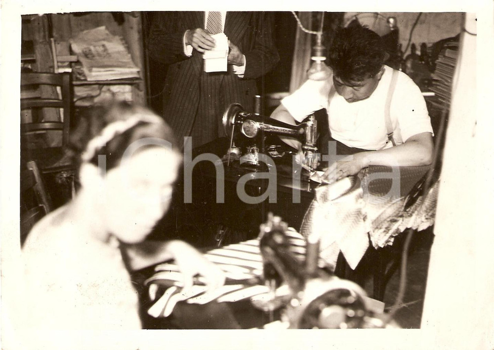 Fotografia d epoca originale 1938 MILANO Tessitura clandestina cinese di cravatte Fotografia 1 1