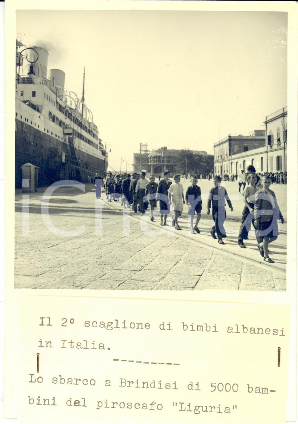 Fotografia d epoca originale 1939 BRINDISI Sbarco 5000 bimbi albanesi da piroscafo LIGURIA Fotografia 1