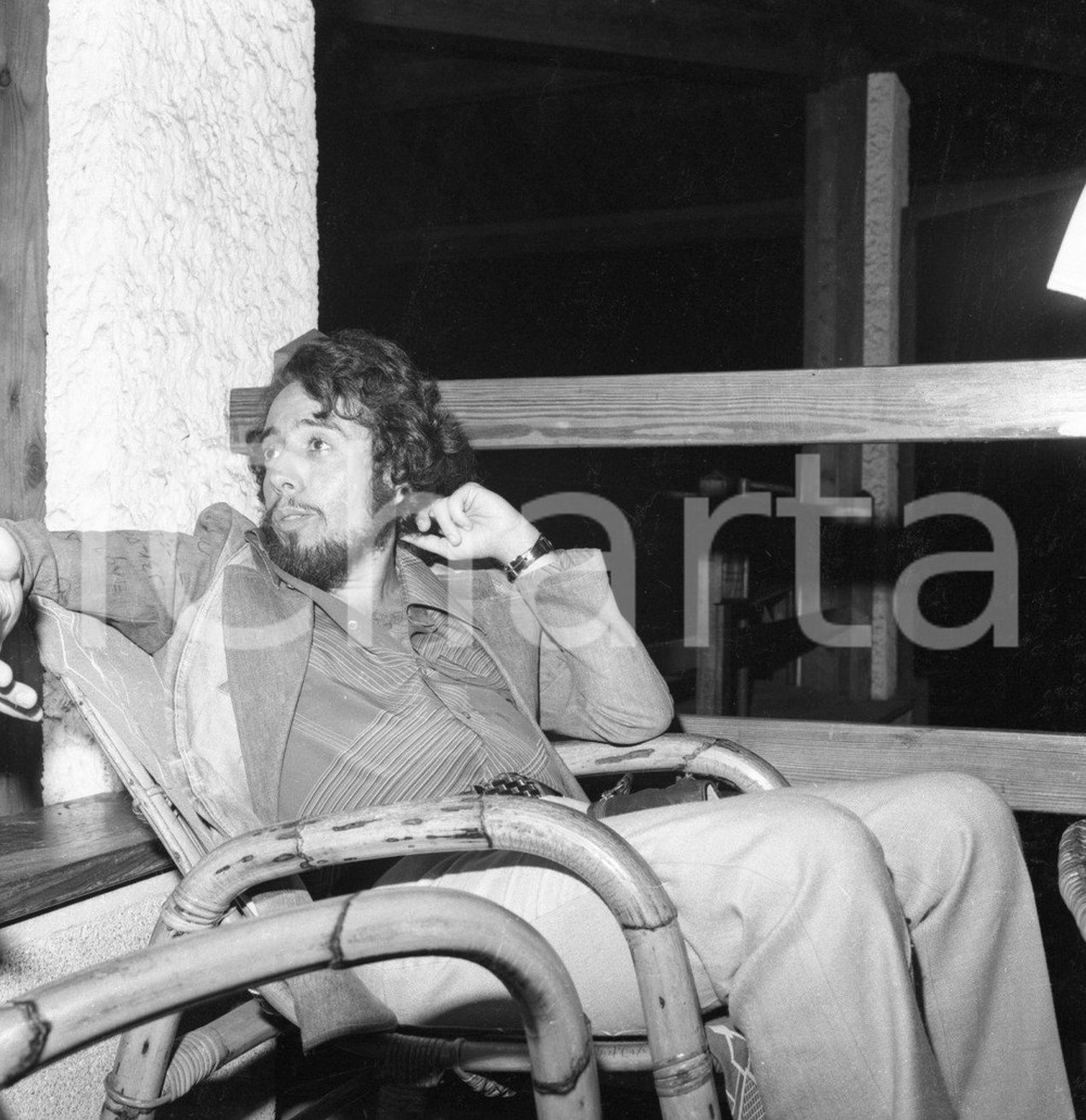 1970 ca Sergio MENDES ritratto in una pausa del concerto NEGATIVO ORIGINALE 1 Negativo originale in bianco e nero su pellicola.  E' SEVERAMENTE VIETATA LA RIPRODUZIONE.TUTTI I DIRITTI SONO RISERVATI.ICharta mette in vendita, sul negozio eBay e in esclusiva sul sito "icharta" il proprio archivio composto da numerose diapositive e negativi fotografici d'epoca, tutti originali e autentici.Si tratta di uno sguardo inedito sull'attualità, la politica, la vita quotidiana, il gossip e la cultura, che fotografa il cambiamento della nazione (e non solo) tra il 1890 ed il 1990 circa. Un'occasione unica per il mercato del collezionismo, che vede finalmente disponibile un archivio eccezionale per vastità, tematiche e condizioni, in un settore (il negativo fotografico e la diapositiva) di assoluta novità e dalle interessanti prospettive di investimento. CONDIZIONI:FAIR/discretoFORMATO: cm 6 x 6 originale e autentica 1
