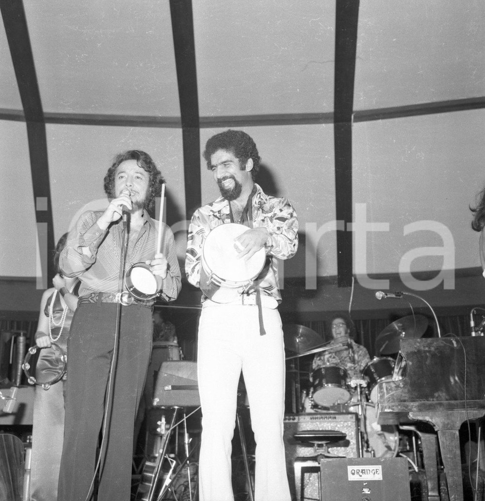 1970 ca Sergio MENDES & Brasil 66 in concerto NEGATIVO ORIGINALE 1 Negativo originale in bianco e nero su pellicola.  E' SEVERAMENTE VIETATA LA RIPRODUZIONE.TUTTI I DIRITTI SONO RISERVATI.ICharta mette in vendita, sul negozio eBay e in esclusiva sul sito "icharta" il proprio archivio composto da numerose diapositive e negativi fotografici d'epoca, tutti originali e autentici.Si tratta di uno sguardo inedito sull'attualità, la politica, la vita quotidiana, il gossip e la cultura, che fotografa il cambiamento della nazione (e non solo) tra il 1890 ed il 1990 circa. Un'occasione unica per il mercato del collezionismo, che vede finalmente disponibile un archivio eccezionale per vastità, tematiche e condizioni, in un settore (il negativo fotografico e la diapositiva) di assoluta novità e dalle interessanti prospettive di investimento. CONDIZIONI:FAIR/discretoFORMATO: cm 6 x 6 originale e autentica 1