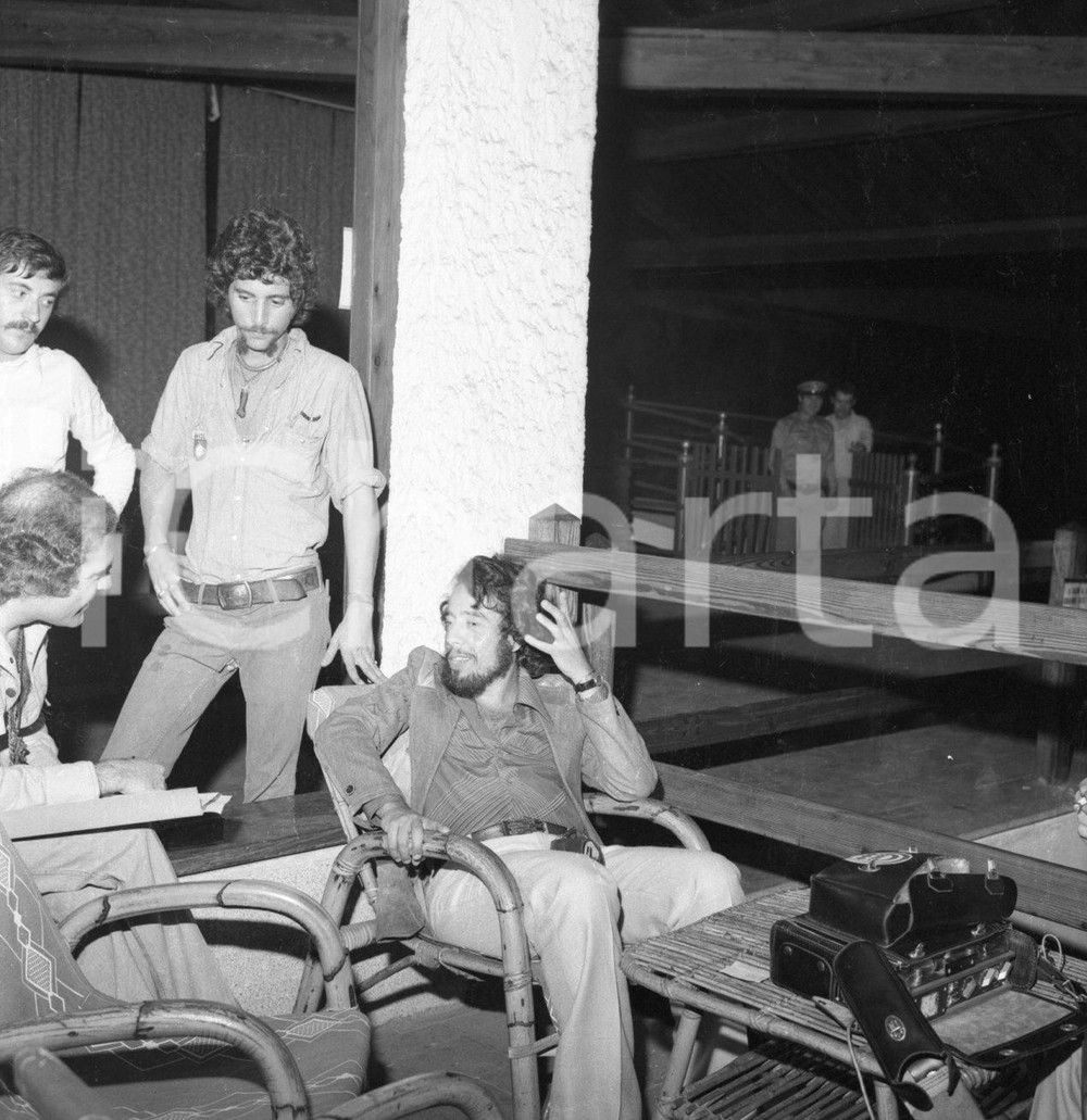 1970 ca Sergio MENDES ritratto in una pausa del concerto NEGATIVO ORIGINALE 7 Negativo originale in bianco e nero su pellicola.  E' SEVERAMENTE VIETATA LA RIPRODUZIONE.TUTTI I DIRITTI SONO RISERVATI.ICharta mette in vendita, sul negozio eBay e in esclusiva sul sito "icharta" il proprio archivio composto da numerose diapositive e negativi fotografici d'epoca, tutti originali e autentici.Si tratta di uno sguardo inedito sull'attualità, la politica, la vita quotidiana, il gossip e la cultura, che fotografa il cambiamento della nazione (e non solo) tra il 1890 ed il 1990 circa. Un'occasione unica per il mercato del collezionismo, che vede finalmente disponibile un archivio eccezionale per vastità, tematiche e condizioni, in un settore (il negativo fotografico e la diapositiva) di assoluta novità e dalle interessanti prospettive di investimento. CONDIZIONI:FAIR/discretoFORMATO: cm 6 x 6 originale e autentica 1