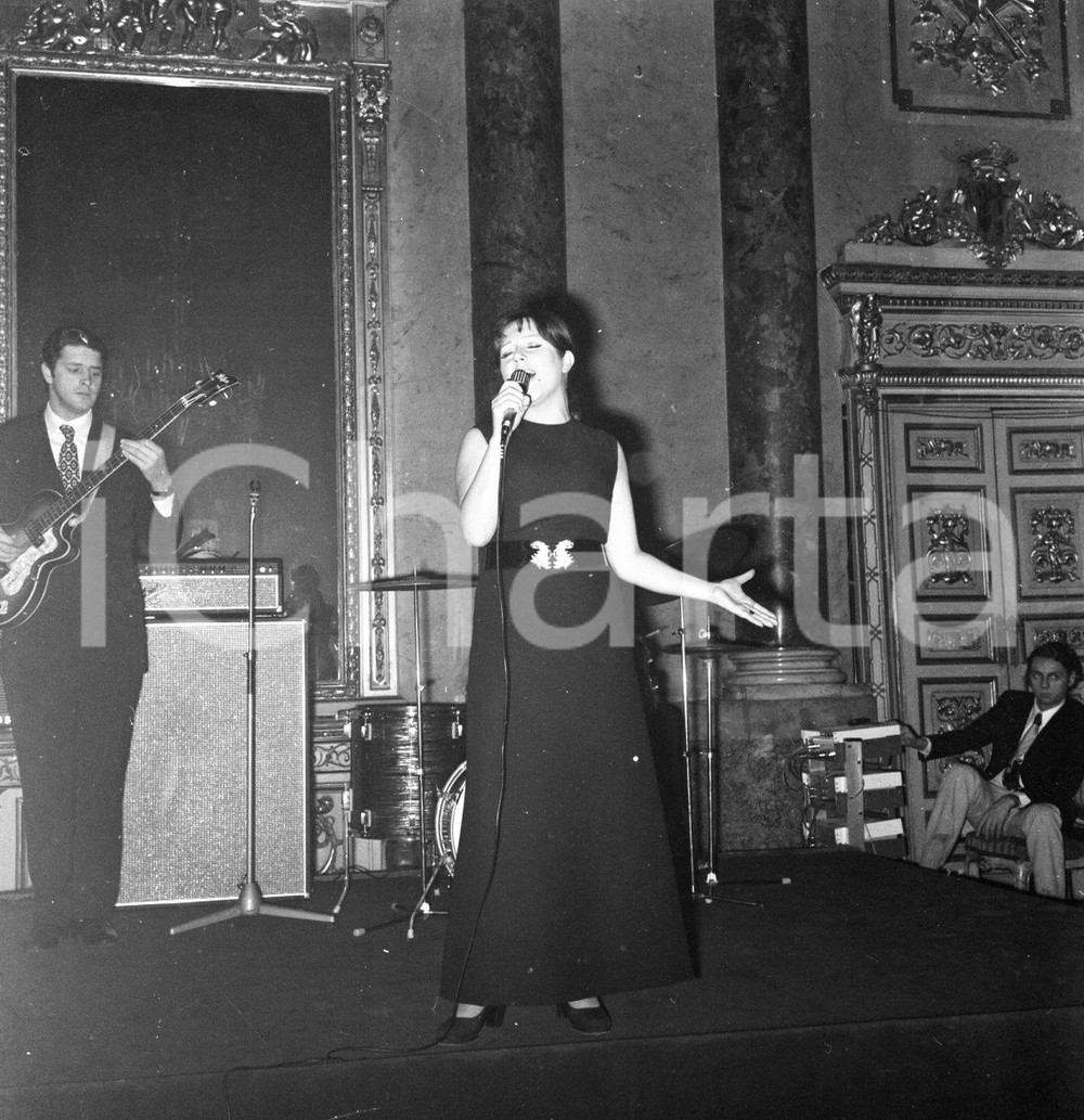 1968 Orietta BERTI canta "Non illuderti mai" disco d'oro NEGATIVO ORIGINALE 2 Negativo originale in bianco e nero su pellicola.  E' SEVERAMENTE VIETATA LA RIPRODUZIONE.TUTTI I DIRITTI SONO RISERVATI.ICharta mette in vendita, sul negozio eBay e in esclusiva sul sito "icharta" il proprio archivio composto da numerose diapositive e negativi fotografici d'epoca, tutti originali e autentici.Si tratta di uno sguardo inedito sull'attualità, la politica, la vita quotidiana, il gossip e la cultura, che fotografa il cambiamento della nazione (e non solo) tra il 1890 ed il 1990 circa. Un'occasione unica per il mercato del collezionismo, che vede finalmente disponibile un archivio eccezionale per vastità, tematiche e condizioni, in un settore (il negativo fotografico e la diapositiva) di assoluta novità e dalle interessanti prospettive di investimento. CONDIZIONI:FAIR/discretoFORMATO: cm 6 x 6 originale e autentica 1