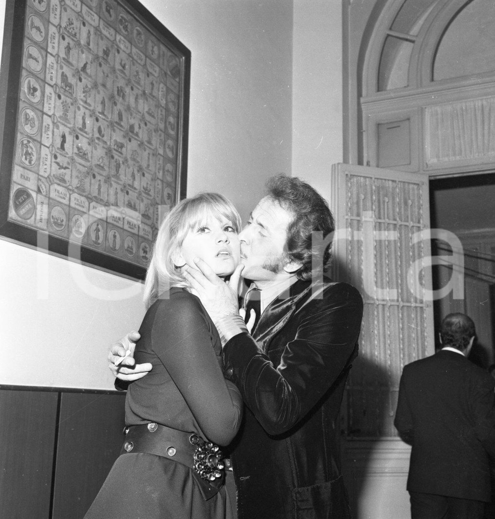 1971 SANREMO backstage Domenico MODUGNO bacia Carmen VILLANI NEGATIVO ORIG. 1 Con la canzone "Come stai?"Negativo originale in bianco e nero su pellicola.  E' SEVERAMENTE VIETATA LA RIPRODUZIONE.TUTTI I DIRITTI SONO RISERVATI.ICharta mette in vendita, sul negozio eBay e in esclusiva sul sito "icharta" il proprio archivio composto da numerose diapositive e negativi fotografici d'epoca, tutti originali e autentici.Si tratta di uno sguardo inedito sull'attualità, la politica, la vita quotidiana, il gossip e la cultura, che fotografa il cambiamento della nazione (e non solo) tra il 1890 ed il 1990 circa. Un'occasione unica per il mercato del collezionismo, che vede finalmente disponibile un archivio eccezionale per vastità, tematiche e condizioni, in un settore (il negativo fotografico e la diapositiva) di assoluta novità e dalle interessanti prospettive di investimento. CONDIZIONI:FAIR/discretoFORMATO: cm 6 x 6 originale e autentica 1