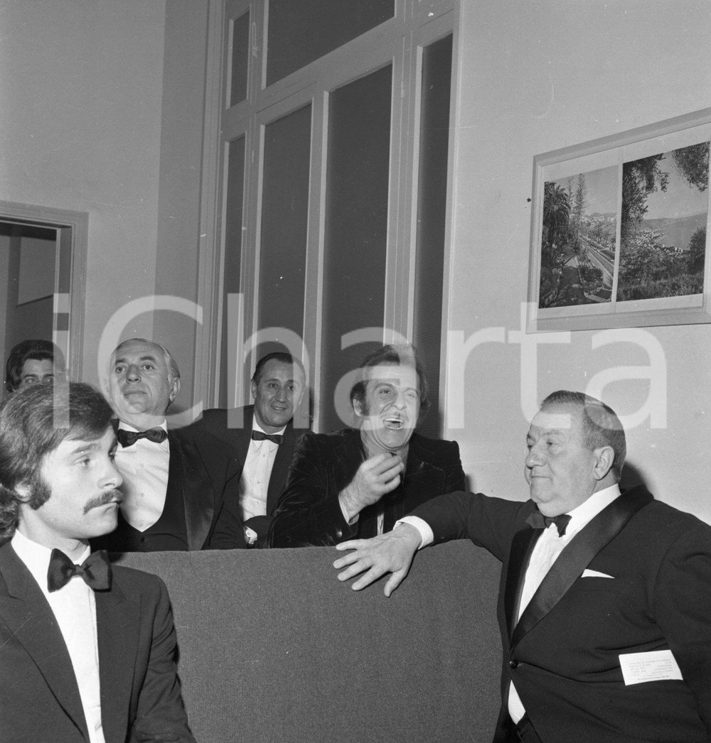 1971 SANREMO Domenico MODUGNO backstage con gli orchestrali NEGATIVO ORIGINALE Negativo originale in bianco e nero su pellicola.  E' SEVERAMENTE VIETATA LA RIPRODUZIONE.TUTTI I DIRITTI SONO RISERVATI.ICharta mette in vendita, sul negozio eBay e in esclusiva sul sito "icharta" il proprio archivio composto da numerose diapositive e negativi fotografici d'epoca, tutti originali e autentici.Si tratta di uno sguardo inedito sull'attualità, la politica, la vita quotidiana, il gossip e la cultura, che fotografa il cambiamento della nazione (e non solo) tra il 1890 ed il 1990 circa. Un'occasione unica per il mercato del collezionismo, che vede finalmente disponibile un archivio eccezionale per vastità, tematiche e condizioni, in un settore (il negativo fotografico e la diapositiva) di assoluta novità e dalle interessanti prospettive di investimento. CONDIZIONI:FAIR/discretoFORMATO: cm 6 x 6 originale e autentica 1