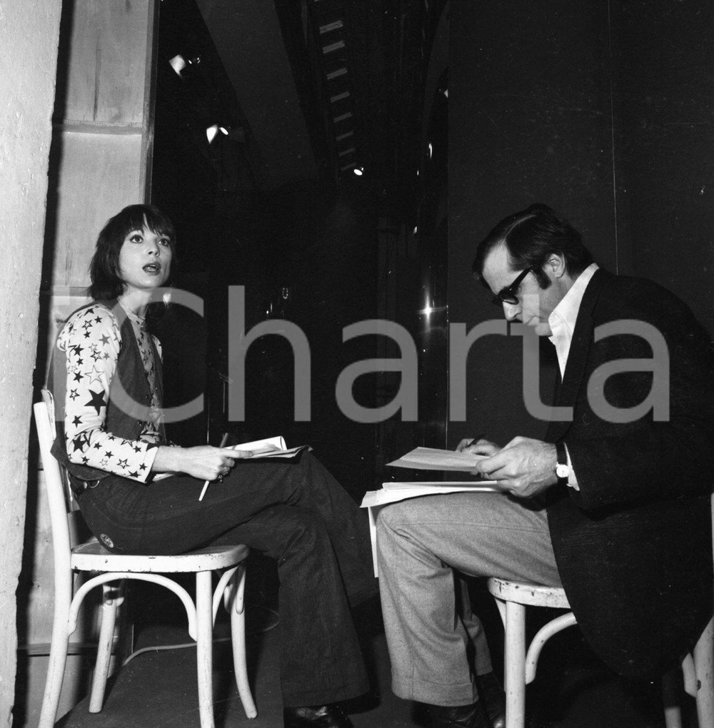 1971 SANREMO i presentatori Elsa MARTINELLI e Carlo GIUFFRÈ NEGATIVO ORIGINALE 1 Negativo originale in bianco e nero su pellicola.  E' SEVERAMENTE VIETATA LA RIPRODUZIONE.TUTTI I DIRITTI SONO RISERVATI.ICharta mette in vendita, sul negozio eBay e in esclusiva sul sito "icharta" il proprio archivio composto da numerose diapositive e negativi fotografici d'epoca, tutti originali e autentici.Si tratta di uno sguardo inedito sull'attualità, la politica, la vita quotidiana, il gossip e la cultura, che fotografa il cambiamento della nazione (e non solo) tra il 1890 ed il 1990 circa. Un'occasione unica per il mercato del collezionismo, che vede finalmente disponibile un archivio eccezionale per vastità, tematiche e condizioni, in un settore (il negativo fotografico e la diapositiva) di assoluta novità e dalle interessanti prospettive di investimento. CONDIZIONI:FAIR/discretoFORMATO: cm 6 x 6 originale e autentica 1