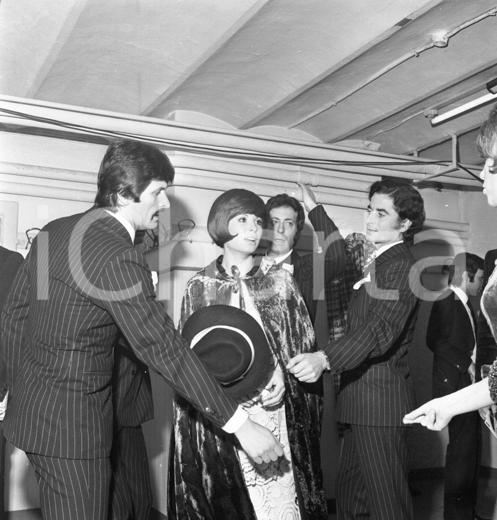 1971 SANREMO Rosanna FRATELLO e ballerini nel backstage NEGATIVO ORIGINALE 1 Con la canzone "Amsterdam"Negativo originale in bianco e nero su pellicola.  E' SEVERAMENTE VIETATA LA RIPRODUZIONE.TUTTI I DIRITTI SONO RISERVATI.ICharta mette in vendita, sul negozio eBay e in esclusiva sul sito "icharta" il proprio archivio composto da numerose diapositive e negativi fotografici d'epoca, tutti originali e autentici.Si tratta di uno sguardo inedito sull'attualità, la politica, la vita quotidiana, il gossip e la cultura, che fotografa il cambiamento della nazione (e non solo) tra il 1890 ed il 1990 circa. Un'occasione unica per il mercato del collezionismo, che vede finalmente disponibile un archivio eccezionale per vastità, tematiche e condizioni, in un settore (il negativo fotografico e la diapositiva) di assoluta novità e dalle interessanti prospettive di investimento. CONDIZIONI:FAIR/discretoFORMATO: cm 6 x 6 originale e autentica 1