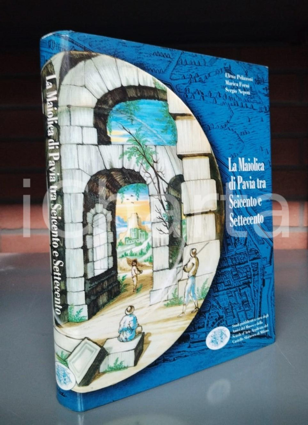 1997 AA. VV. La maiolica di Pavia tra Seicento e Settecento - Pubblicazione Brossura editoriale con copertina in cartone rigido e sovraccoperta illustrata.Edizione limitata in 2000 esemplari non numerati.AUTORI: Elena Pelizzoni, Marica Forni, Sergio NepotiEDITORE: Amici del Museo della Scuola d'Arte Applicata del Castello Sforzesco di MilanoCOLLANA: Percorsi di arte applicata PAGINE: 402 GOOD/buono  FORMATO: 22x28 cm originale e autentica 1