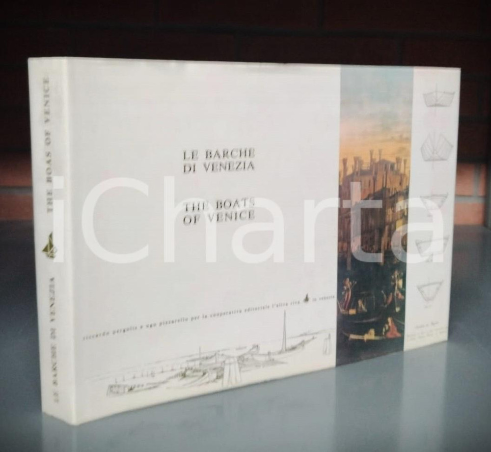 1981 Riccardo PERGOLIS Ugo PIZZARELLO Barche di Venezia - Boats of Venice Brossura editoriale con copertina in cartone rigido e sovraccoperta illustrata.Con testo in italiano e inglese.EDITORE: Cooperativa Editoriale L'altra riva - Venezia PAGINE: 384 FAIR/discreto Lievi segni d'uso FORMATO: 31x23 cm originale e autentica 1