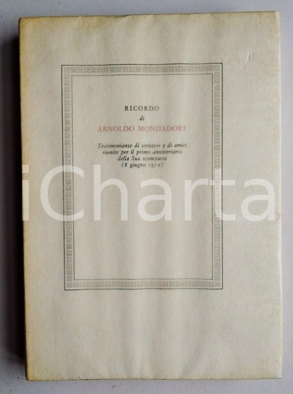 1972 Ricordo di Arnoldo MONDADORI per il primo anniversario della scomparsa Brossura editoriale con copertina in cartone morbido, sovraccoperta e protezione in carta velina.Edizione impressa in 800 copie non numerate e destinate ai familiari e agli amici di Arnoldo Mondadori.TITOLO: Ricordo di Arnoldo Mondadori - Testimonianze di scrittori e di amici riunite per il primo anniversario della sua scomparsa (8 giugno 1972) PAGINE: 91 + tavole fotografiche FAIR/discreto Macchie e bruniture sulla sovraccoperta in velina FORMATO: 18x26 cm originale e autentica 1