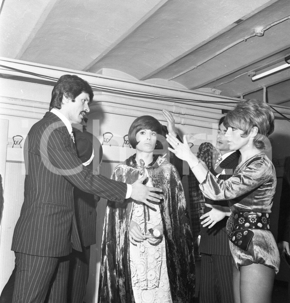 1971 SANREMO Rosanna FRATELLO e ballerini nel bacKstage NEGATIVO ORIGINALE 2 Negativo originale in bianco e nero su pellicola.  E' SEVERAMENTE VIETATA LA RIPRODUZIONE.TUTTI I DIRITTI SONO RISERVATI.ICharta mette in vendita, sul negozio eBay e in esclusiva sul sito "icharta" il proprio archivio composto da numerose diapositive e negativi fotografici d'epoca, tutti originali e autentici.Si tratta di uno sguardo inedito sull'attualità, la politica, la vita quotidiana, il gossip e la cultura, che fotografa il cambiamento della nazione (e non solo) tra il 1890 ed il 1990 circa. Un'occasione unica per il mercato del collezionismo, che vede finalmente disponibile un archivio eccezionale per vastità, tematiche e condizioni, in un settore (il negativo fotografico e la diapositiva) di assoluta novità e dalle interessanti prospettive di investimento. CONDIZIONI:FAIR/discretoFORMATO: cm 6 x 6 originale e autentica 1