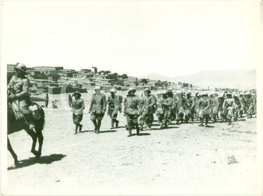 Fotografia d epoca originale 1935 MACALLE  ETIOPIA Ingresso truppe italiane nella città conquistata FOTO 1