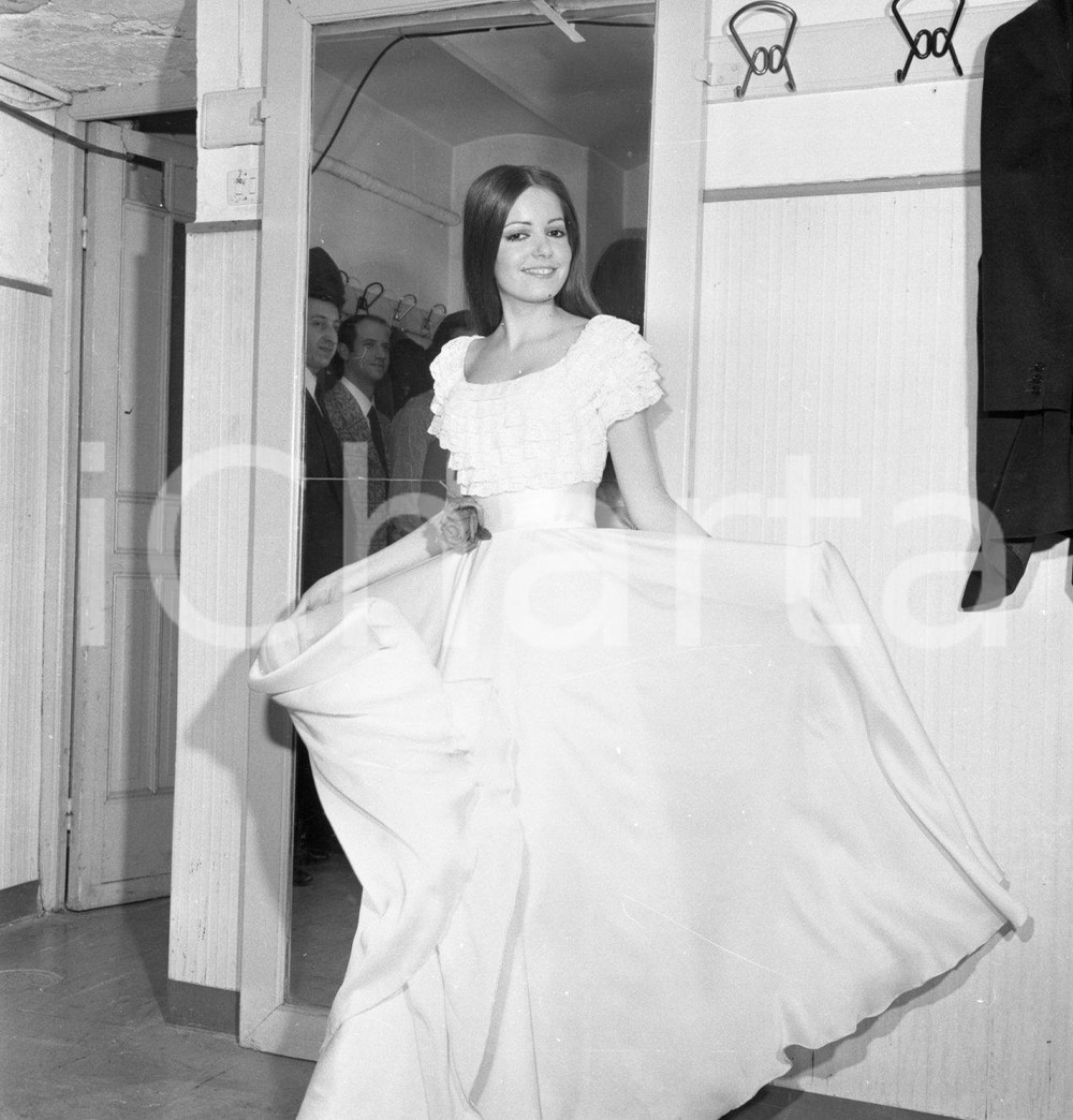 1971 SANREMO la vincitrice NADA con Il cuore é uno zingaro NEGATIVO ORIGINALE 1 Negativo originale in bianco e nero su pellicola.  E' SEVERAMENTE VIETATA LA RIPRODUZIONE.TUTTI I DIRITTI SONO RISERVATI.ICharta mette in vendita, sul negozio eBay e in esclusiva sul sito "icharta" il proprio archivio composto da numerose diapositive e negativi fotografici d'epoca, tutti originali e autentici.Si tratta di uno sguardo inedito sull'attualità, la politica, la vita quotidiana, il gossip e la cultura, che fotografa il cambiamento della nazione (e non solo) tra il 1890 ed il 1990 circa. Un'occasione unica per il mercato del collezionismo, che vede finalmente disponibile un archivio eccezionale per vastità, tematiche e condizioni, in un settore (il negativo fotografico e la diapositiva) di assoluta novità e dalle interessanti prospettive di investimento. CONDIZIONI:FAIR/discretoFORMATO: cm 6 x 6 originale e autentica 1