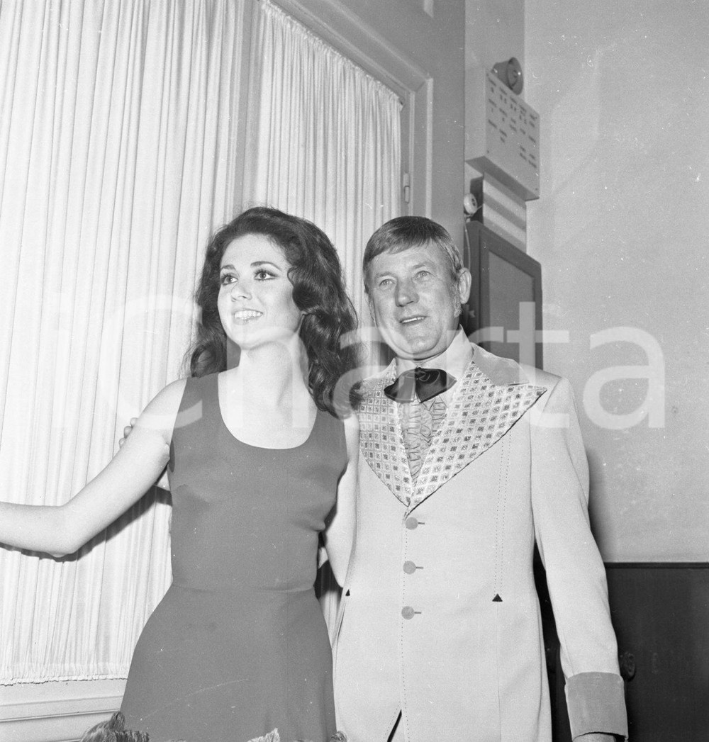 1971 SANREMO Gigliola CINQUETTI in coppia con Ray CONNIFF NEGATIVO ORIGINALE Con la canzone "Rose nel buio"Negativo originale in bianco e nero su pellicola.  E' SEVERAMENTE VIETATA LA RIPRODUZIONE.TUTTI I DIRITTI SONO RISERVATI.ICharta mette in vendita, sul negozio eBay e in esclusiva sul sito "icharta" il proprio archivio composto da numerose diapositive e negativi fotografici d'epoca, tutti originali e autentici.Si tratta di uno sguardo inedito sull'attualità, la politica, la vita quotidiana, il gossip e la cultura, che fotografa il cambiamento della nazione (e non solo) tra il 1890 ed il 1990 circa. Un'occasione unica per il mercato del collezionismo, che vede finalmente disponibile un archivio eccezionale per vastità, tematiche e condizioni, in un settore (il negativo fotografico e la diapositiva) di assoluta novità e dalle interessanti prospettive di investimento. CONDIZIONI:FAIR/discretoFORMATO: cm 6 x 6 originale e autentica 1