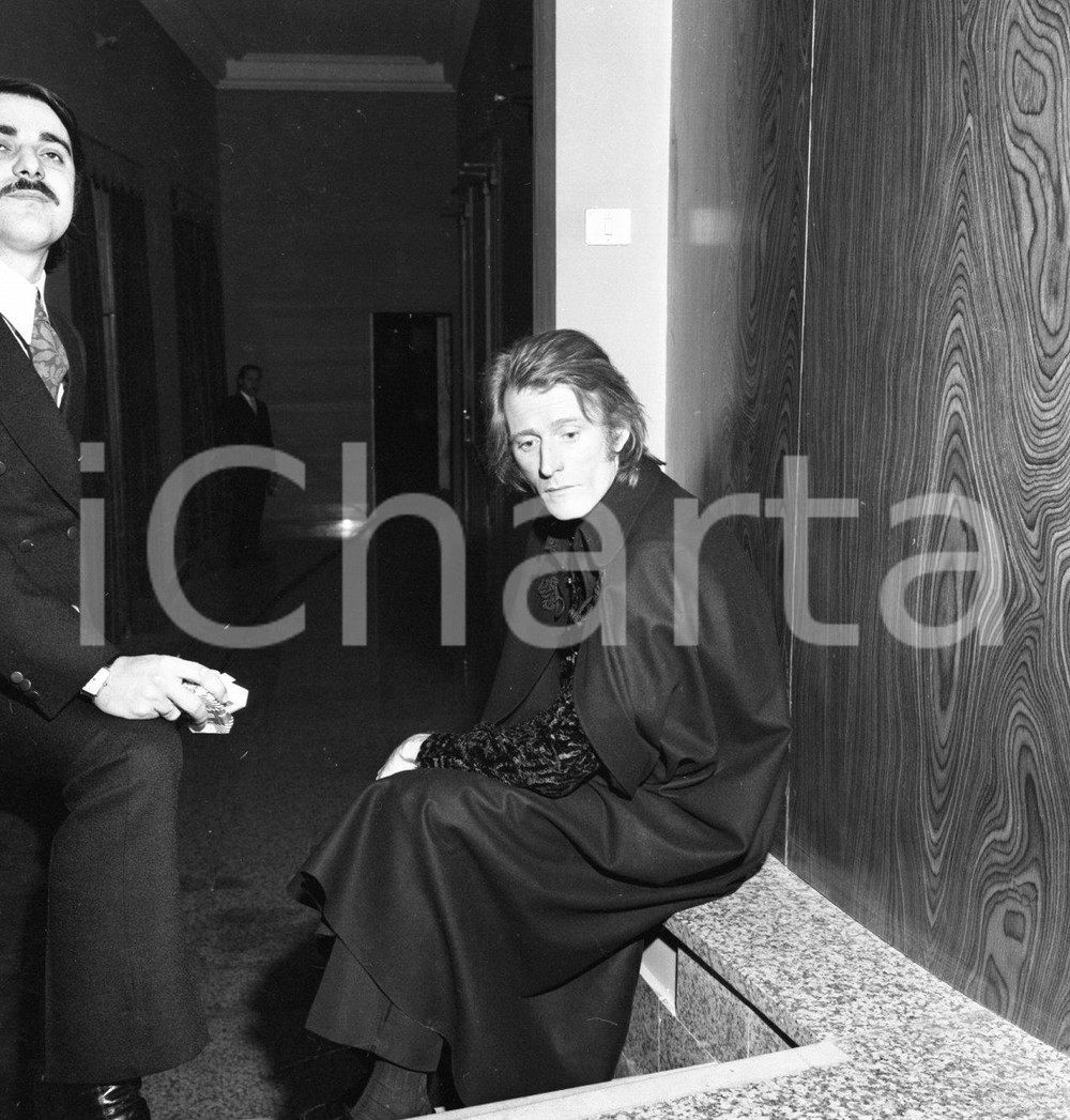 1971 SANREMO Nino FERRER in attesa nel backstage NEGATIVO ORIGINALE 1 Negativo originale in bianco e nero su pellicola.  E' SEVERAMENTE VIETATA LA RIPRODUZIONE.TUTTI I DIRITTI SONO RISERVATI.ICharta mette in vendita, sul negozio eBay e in esclusiva sul sito "icharta" il proprio archivio composto da numerose diapositive e negativi fotografici d'epoca, tutti originali e autentici.Si tratta di uno sguardo inedito sull'attualità, la politica, la vita quotidiana, il gossip e la cultura, che fotografa il cambiamento della nazione (e non solo) tra il 1890 ed il 1990 circa. Un'occasione unica per il mercato del collezionismo, che vede finalmente disponibile un archivio eccezionale per vastità, tematiche e condizioni, in un settore (il negativo fotografico e la diapositiva) di assoluta novità e dalle interessanti prospettive di investimento. CONDIZIONI:FAIR/discretoFORMATO: cm 6 x 6 originale e autentica 1