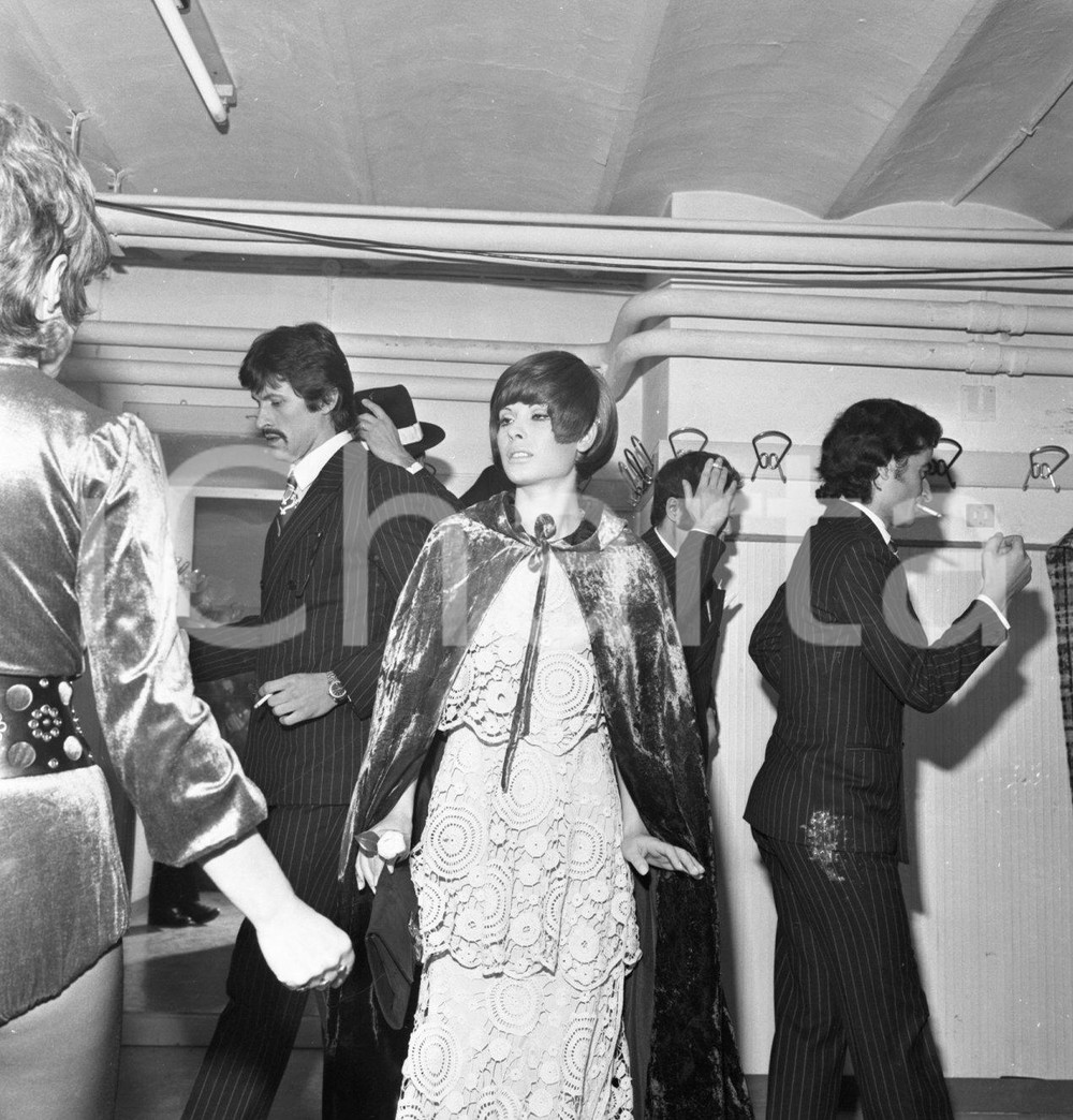 1971 SANREMO Rosanna FRATELLO e ballerini nel bacKstage NEGATIVO ORIGINALE 4 Negativo originale in bianco e nero su pellicola.  E' SEVERAMENTE VIETATA LA RIPRODUZIONE.TUTTI I DIRITTI SONO RISERVATI.ICharta mette in vendita, sul negozio eBay e in esclusiva sul sito "icharta" il proprio archivio composto da numerose diapositive e negativi fotografici d'epoca, tutti originali e autentici.Si tratta di uno sguardo inedito sull'attualità, la politica, la vita quotidiana, il gossip e la cultura, che fotografa il cambiamento della nazione (e non solo) tra il 1890 ed il 1990 circa. Un'occasione unica per il mercato del collezionismo, che vede finalmente disponibile un archivio eccezionale per vastità, tematiche e condizioni, in un settore (il negativo fotografico e la diapositiva) di assoluta novità e dalle interessanti prospettive di investimento. CONDIZIONI:FAIR/discretoFORMATO: cm 6 x 6 originale e autentica 1