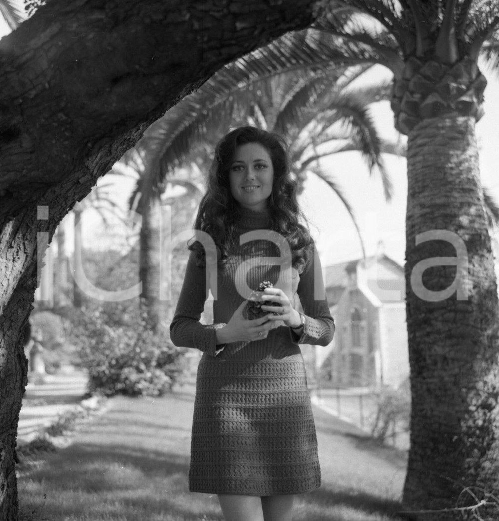 1971 SANREMO Gigliola CINQUETTI Parco del Casino NEGATIVO ORIGINALE 3 Con la canzone "Rose nel buio"Negativo originale in bianco e nero su pellicola.  E' SEVERAMENTE VIETATA LA RIPRODUZIONE.TUTTI I DIRITTI SONO RISERVATI.ICharta mette in vendita, sul negozio eBay e in esclusiva sul sito "icharta" il proprio archivio composto da numerose diapositive e negativi fotografici d'epoca, tutti originali e autentici.Si tratta di uno sguardo inedito sull'attualità, la politica, la vita quotidiana, il gossip e la cultura, che fotografa il cambiamento della nazione (e non solo) tra il 1890 ed il 1990 circa. Un'occasione unica per il mercato del collezionismo, che vede finalmente disponibile un archivio eccezionale per vastità, tematiche e condizioni, in un settore (il negativo fotografico e la diapositiva) di assoluta novità e dalle interessanti prospettive di investimento. CONDIZIONI:FAIR/discretoFORMATO: cm 6 x 6 originale e autentica 1