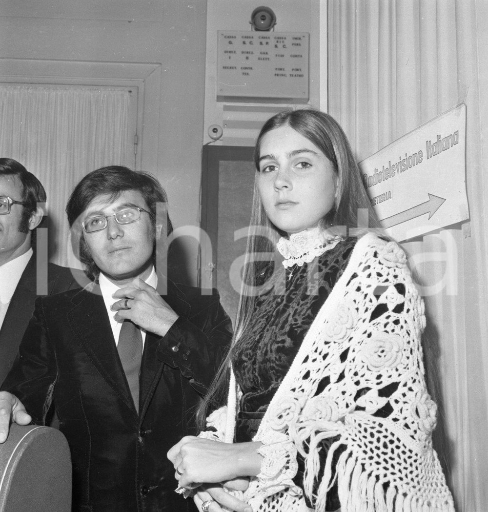 1971 SANREMO ALBANO e Romina POWER dietro le quinte NEGATIVO ORIGINALE 1 Albano con la canzone "13, storia d'oggi"Negativo originale in bianco e nero su pellicola.  E' SEVERAMENTE VIETATA LA RIPRODUZIONE.TUTTI I DIRITTI SONO RISERVATI.ICharta mette in vendita, sul negozio eBay e in esclusiva sul sito "icharta" il proprio archivio composto da numerose diapositive e negativi fotografici d'epoca, tutti originali e autentici.Si tratta di uno sguardo inedito sull'attualità, la politica, la vita quotidiana, il gossip e la cultura, che fotografa il cambiamento della nazione (e non solo) tra il 1890 ed il 1990 circa. Un'occasione unica per il mercato del collezionismo, che vede finalmente disponibile un archivio eccezionale per vastità, tematiche e condizioni, in un settore (il negativo fotografico e la diapositiva) di assoluta novità e dalle interessanti prospettive di investimento. CONDIZIONI:FAIR/discretoFORMATO: cm 6 x 6 originale e autentica 1