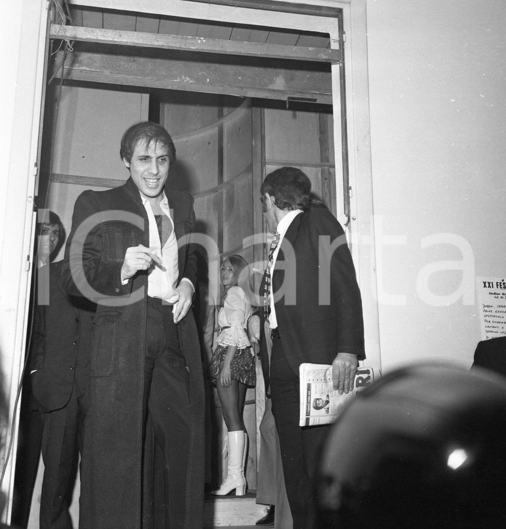 1971 FESTIVAL SANREMO Adriano CELENTANO nel backstage NEGATIVO ORIGINALE 1 Negativo originale in bianco e nero su pellicola.  E' SEVERAMENTE VIETATA LA RIPRODUZIONE.TUTTI I DIRITTI SONO RISERVATI.ICharta mette in vendita, sul negozio eBay e in esclusiva sul sito "icharta" il proprio archivio composto da numerose diapositive e negativi fotografici d'epoca, tutti originali e autentici.Si tratta di uno sguardo inedito sull'attualità, la politica, la vita quotidiana, il gossip e la cultura, che fotografa il cambiamento della nazione (e non solo) tra il 1890 ed il 1990 circa. Un'occasione unica per il mercato del collezionismo, che vede finalmente disponibile un archivio eccezionale per vastità, tematiche e condizioni, in un settore (il negativo fotografico e la diapositiva) di assoluta novità e dalle interessanti prospettive di investimento. CONDIZIONI:FAIR/discretoFORMATO: cm 6 x 6 originale e autentica 1