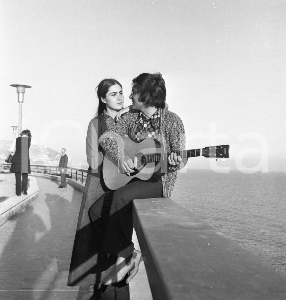 1971 FESTIVAL DI SANREMO ALBANO Romina POWER sul lungomare NEGATIVO ORIGINALE 2 Negativo originale in bianco e nero su pellicola.  E' SEVERAMENTE VIETATA LA RIPRODUZIONE.TUTTI I DIRITTI SONO RISERVATI.ICharta mette in vendita, sul negozio eBay e in esclusiva sul sito "icharta" il proprio archivio composto da numerose diapositive e negativi fotografici d'epoca, tutti originali e autentici.Si tratta di uno sguardo inedito sull'attualità, la politica, la vita quotidiana, il gossip e la cultura, che fotografa il cambiamento della nazione (e non solo) tra il 1890 ed il 1990 circa. Un'occasione unica per il mercato del collezionismo, che vede finalmente disponibile un archivio eccezionale per vastità, tematiche e condizioni, in un settore (il negativo fotografico e la diapositiva) di assoluta novità e dalle interessanti prospettive di investimento. CONDIZIONI:FAIR/discretoFORMATO: cm 6 x 6 originale e autentica 1