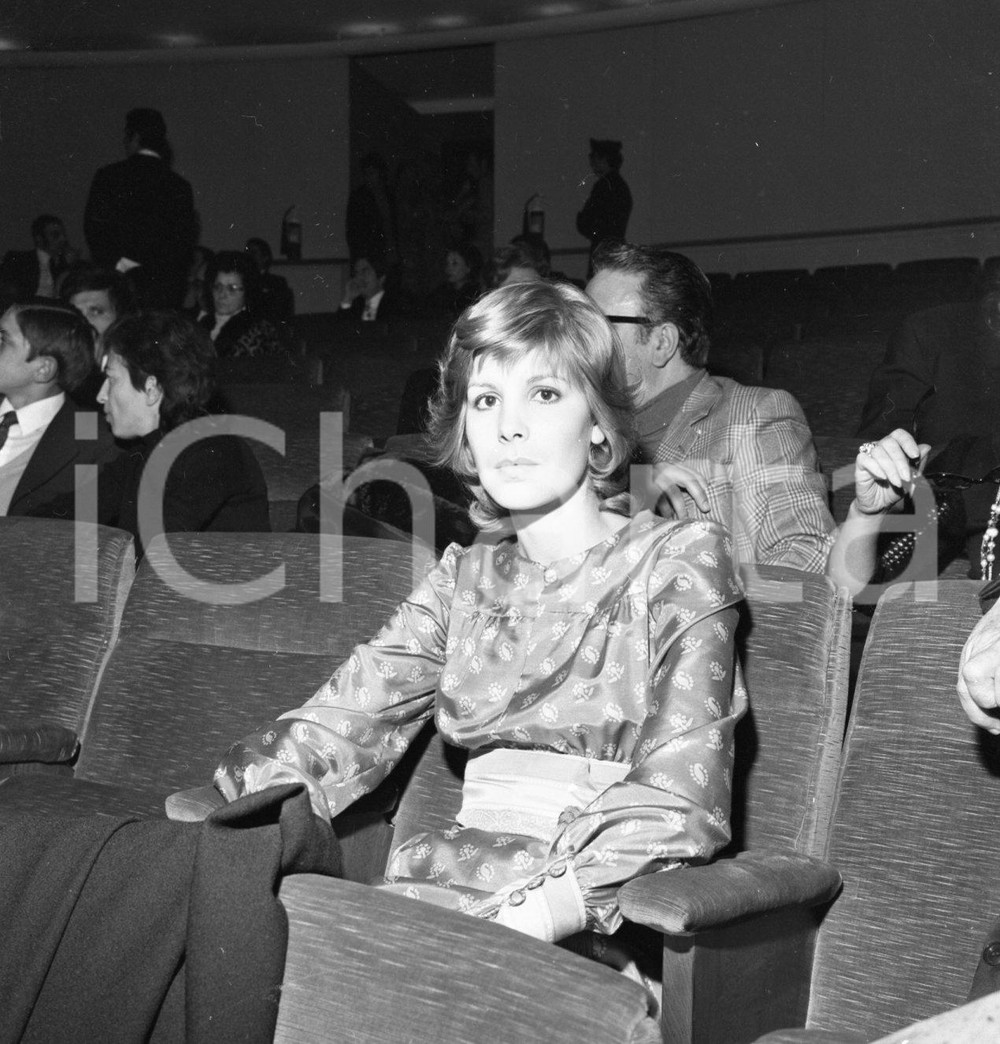 1971 SANREMO Marisa SANNIA Salone delle feste del Casinò NEGATIVO ORIGINALE 1 Negativo originale in bianco e nero su pellicola.  E' SEVERAMENTE VIETATA LA RIPRODUZIONE.TUTTI I DIRITTI SONO RISERVATI.ICharta mette in vendita, sul negozio eBay e in esclusiva sul sito "icharta" il proprio archivio composto da numerose diapositive e negativi fotografici d'epoca, tutti originali e autentici.Si tratta di uno sguardo inedito sull'attualità, la politica, la vita quotidiana, il gossip e la cultura, che fotografa il cambiamento della nazione (e non solo) tra il 1890 ed il 1990 circa. Un'occasione unica per il mercato del collezionismo, che vede finalmente disponibile un archivio eccezionale per vastità, tematiche e condizioni, in un settore (il negativo fotografico e la diapositiva) di assoluta novità e dalle interessanti prospettive di investimento. CONDIZIONI:FAIR/discretoFORMATO: cm 6 x 6 originale e autentica 1