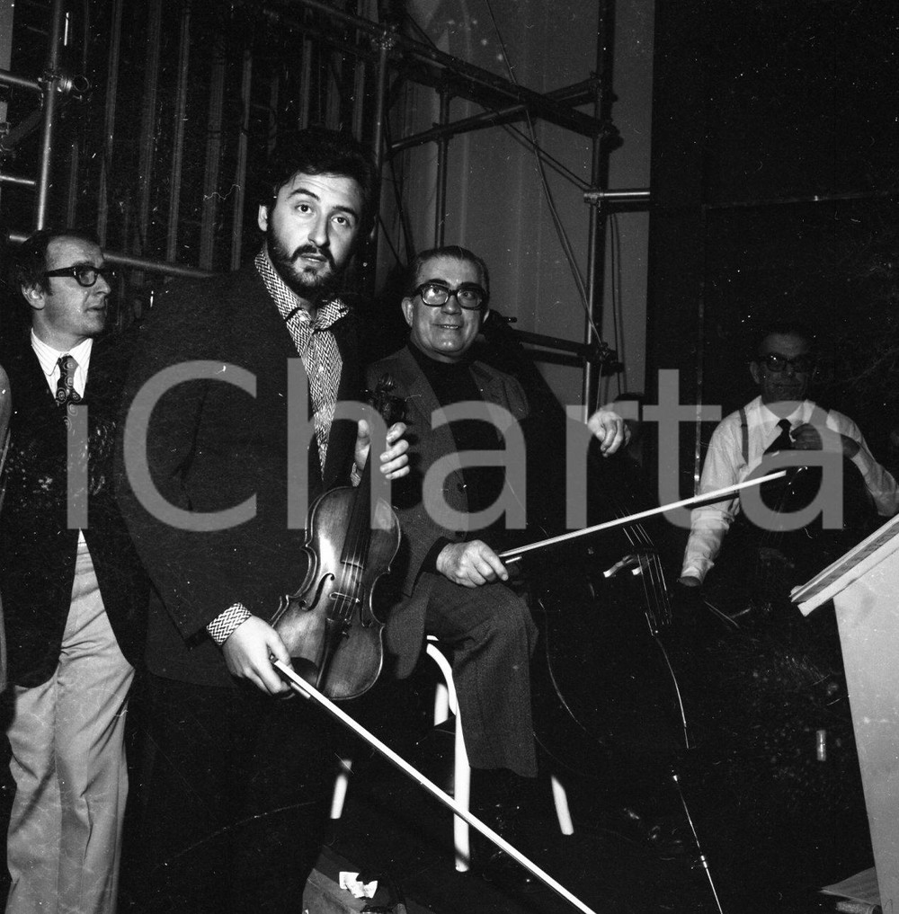 1971 SANREMO Pino DONAGGIO prova di violino con l'orchestra NEGATIVO ORIGINALE 1 Negativo originale in bianco e nero su pellicola.  E' SEVERAMENTE VIETATA LA RIPRODUZIONE.TUTTI I DIRITTI SONO RISERVATI.ICharta mette in vendita, sul negozio eBay e in esclusiva sul sito "icharta" il proprio archivio composto da numerose diapositive e negativi fotografici d'epoca, tutti originali e autentici.Si tratta di uno sguardo inedito sull'attualità, la politica, la vita quotidiana, il gossip e la cultura, che fotografa il cambiamento della nazione (e non solo) tra il 1890 ed il 1990 circa. Un'occasione unica per il mercato del collezionismo, che vede finalmente disponibile un archivio eccezionale per vastità, tematiche e condizioni, in un settore (il negativo fotografico e la diapositiva) di assoluta novità e dalle interessanti prospettive di investimento. CONDIZIONI:FAIR/discretoFORMATO: cm 6 x 6 originale e autentica 1