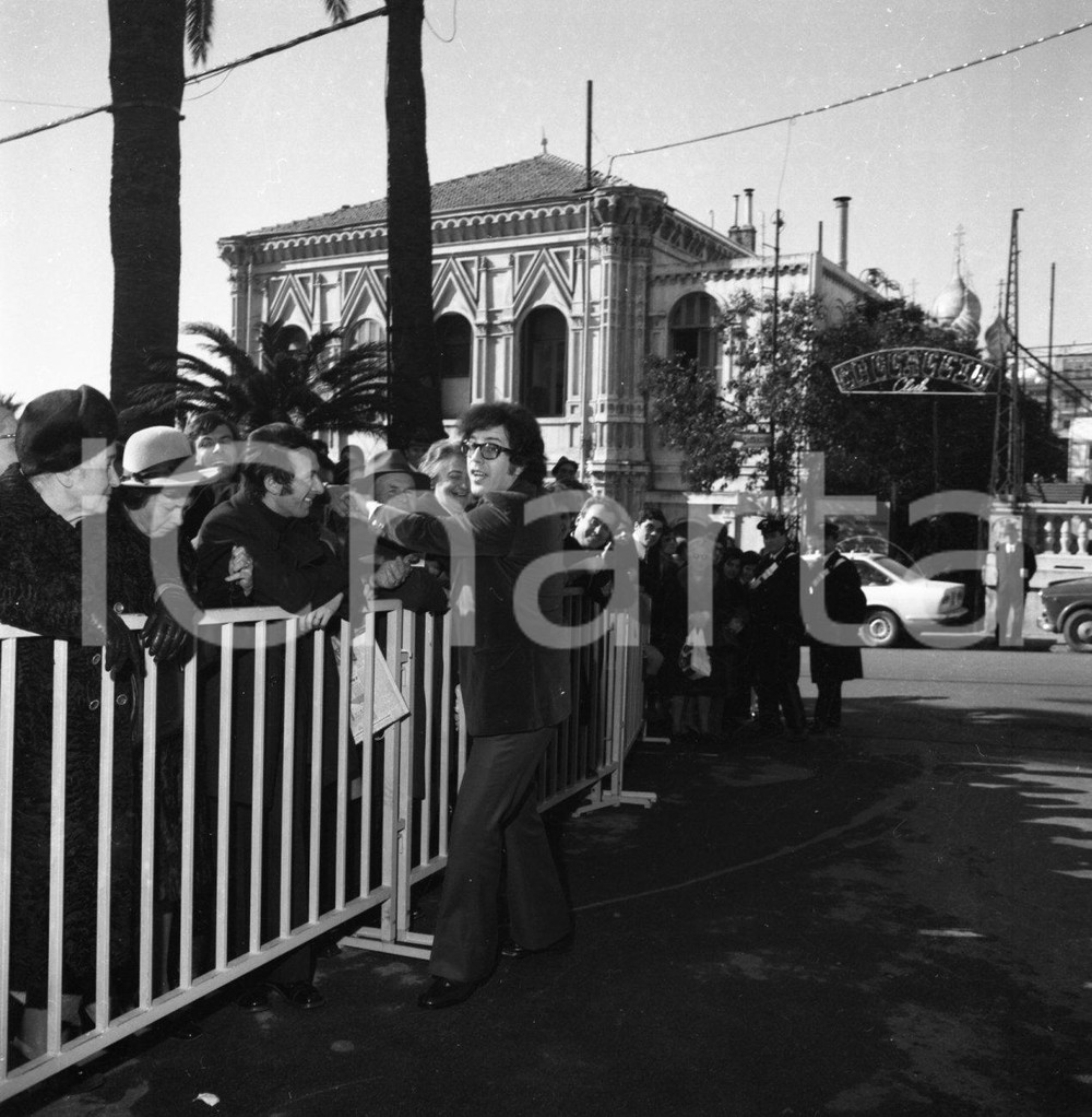 1971 FESTIVAL SANREMO Peppino DI CAPRI davanti al Casino NEGATIVO ORIGINALE 3 Negativo originale in bianco e nero su pellicola.  E' SEVERAMENTE VIETATA LA RIPRODUZIONE.TUTTI I DIRITTI SONO RISERVATI.ICharta mette in vendita, sul negozio eBay e in esclusiva sul sito "icharta" il proprio archivio composto da numerose diapositive e negativi fotografici d'epoca, tutti originali e autentici.Si tratta di uno sguardo inedito sull'attualità, la politica, la vita quotidiana, il gossip e la cultura, che fotografa il cambiamento della nazione (e non solo) tra il 1890 ed il 1990 circa. Un'occasione unica per il mercato del collezionismo, che vede finalmente disponibile un archivio eccezionale per vastità, tematiche e condizioni, in un settore (il negativo fotografico e la diapositiva) di assoluta novità e dalle interessanti prospettive di investimento. CONDIZIONI:FAIR/discretoFORMATO: cm 6 x 6 originale e autentica 1