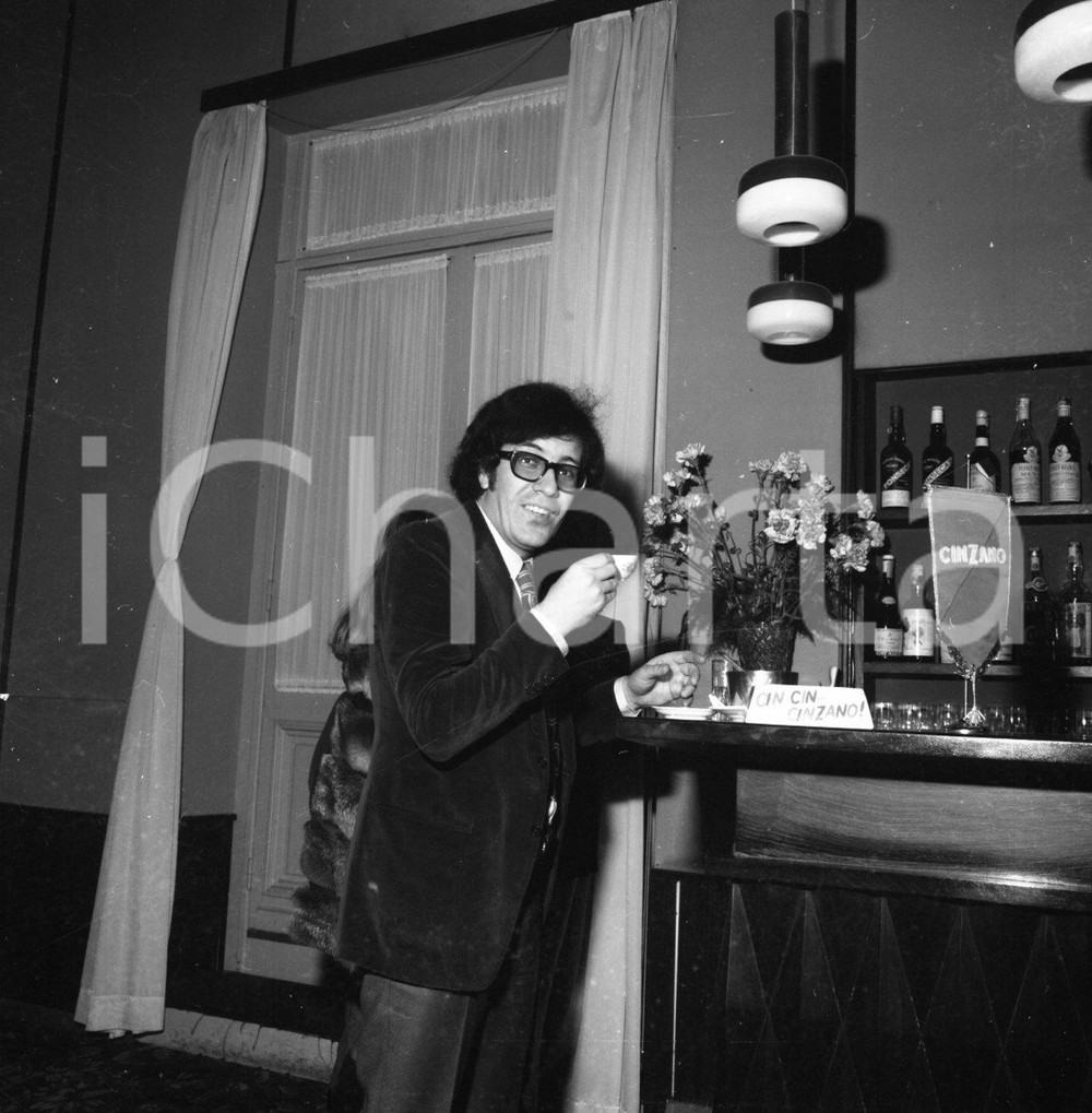 1971 FESTIVAL SANREMO Peppino DI CAPRI al bar del Casino NEGATIVO ORIGINALE Negativo originale in bianco e nero su pellicola.  E' SEVERAMENTE VIETATA LA RIPRODUZIONE.TUTTI I DIRITTI SONO RISERVATI.ICharta mette in vendita, sul negozio eBay e in esclusiva sul sito "icharta" il proprio archivio composto da numerose diapositive e negativi fotografici d'epoca, tutti originali e autentici.Si tratta di uno sguardo inedito sull'attualità, la politica, la vita quotidiana, il gossip e la cultura, che fotografa il cambiamento della nazione (e non solo) tra il 1890 ed il 1990 circa. Un'occasione unica per il mercato del collezionismo, che vede finalmente disponibile un archivio eccezionale per vastità, tematiche e condizioni, in un settore (il negativo fotografico e la diapositiva) di assoluta novità e dalle interessanti prospettive di investimento. CONDIZIONI:FAIR/discretoFORMATO: cm 6 x 6 originale e autentica 1