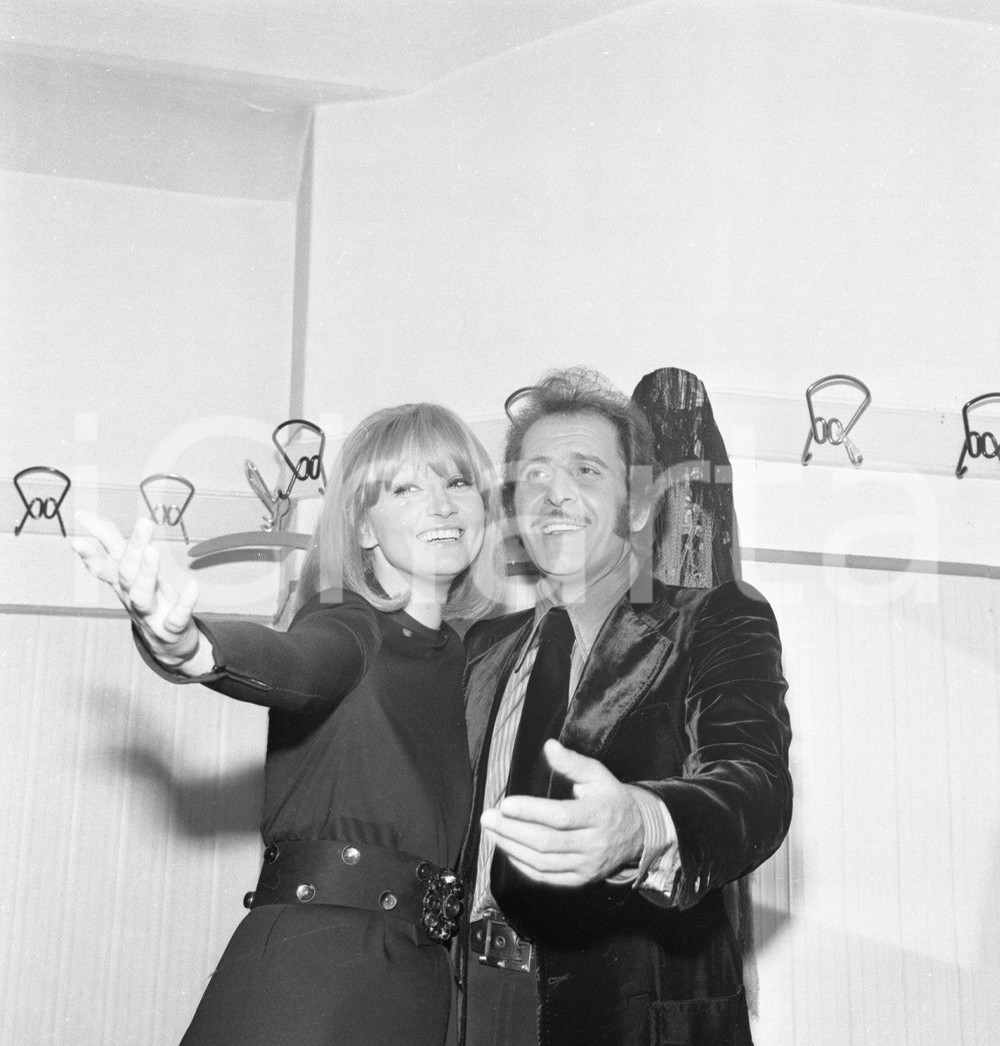 1971 FESTIVAL SANREMO Domenico MODUGNO con Carmen VILLANI NEGATIVO ORIG. 5 Negativo originale in bianco e nero su pellicola.  E' SEVERAMENTE VIETATA LA RIPRODUZIONE.TUTTI I DIRITTI SONO RISERVATI.ICharta mette in vendita, sul negozio eBay e in esclusiva sul sito "icharta" il proprio archivio composto da numerose diapositive e negativi fotografici d'epoca, tutti originali e autentici.Si tratta di uno sguardo inedito sull'attualità, la politica, la vita quotidiana, il gossip e la cultura, che fotografa il cambiamento della nazione (e non solo) tra il 1890 ed il 1990 circa. Un'occasione unica per il mercato del collezionismo, che vede finalmente disponibile un archivio eccezionale per vastità, tematiche e condizioni, in un settore (il negativo fotografico e la diapositiva) di assoluta novità e dalle interessanti prospettive di investimento. CONDIZIONI:FAIR/discretoFORMATO: cm 6 x 6 originale e autentica 1